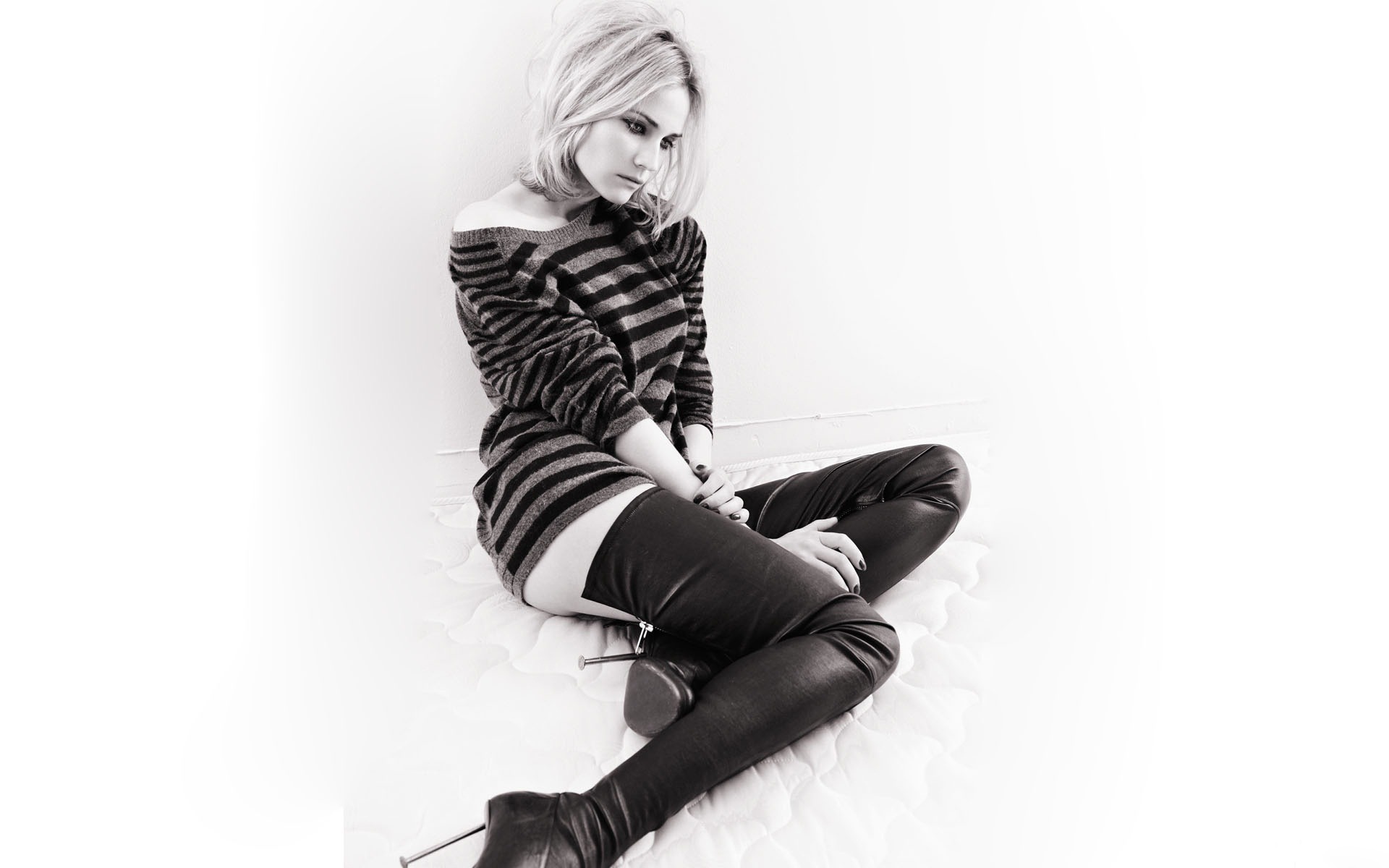 Diane Kruger sitting on a mattress HD Wallpaper