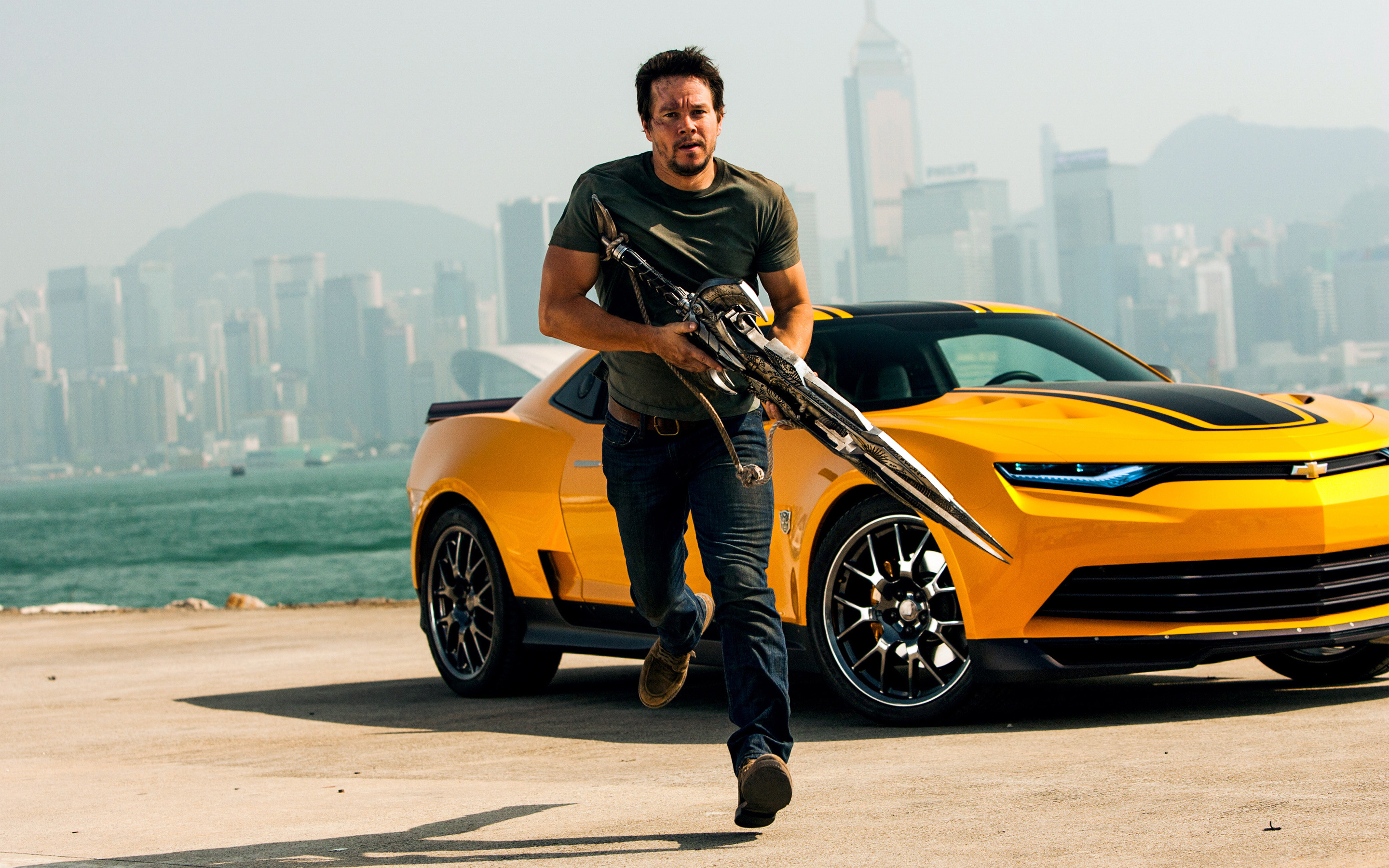 Mark Wahlberg with a weapon and a Chevrolet Camaro HD Wallpaper