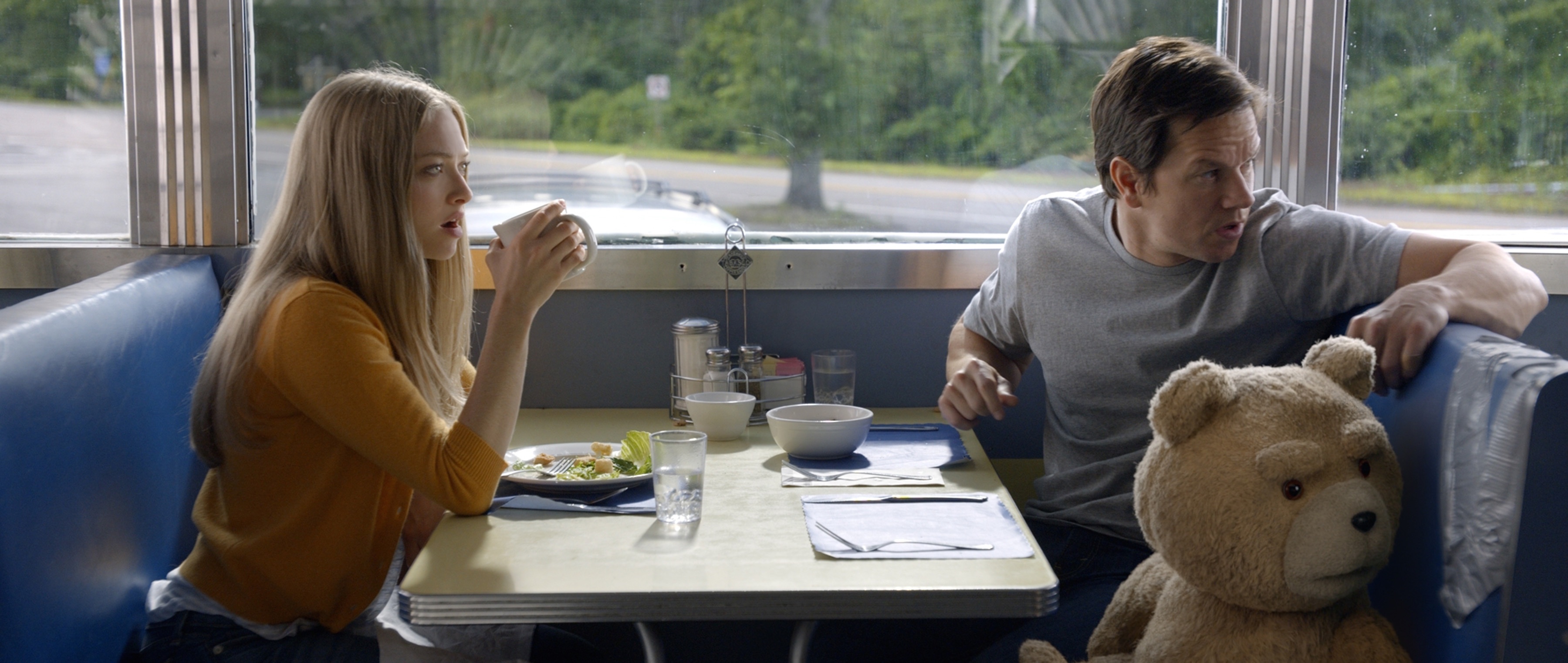 Mark Wahlberg and Amanda Seyfried with Ted in a diner HD Wallpaper