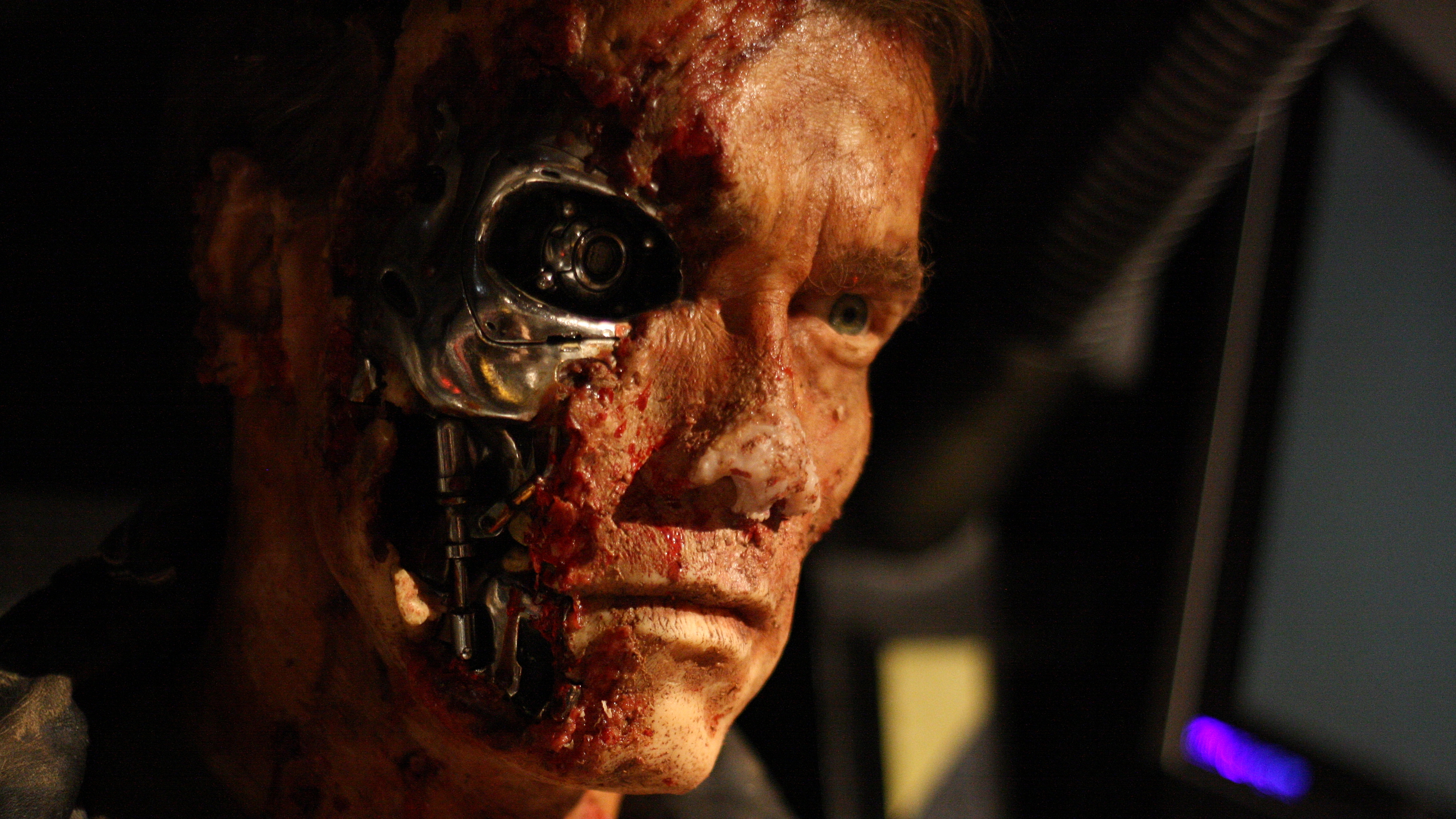Arnold Schwarzenegger as a damaged Terminator HD Wallpaper