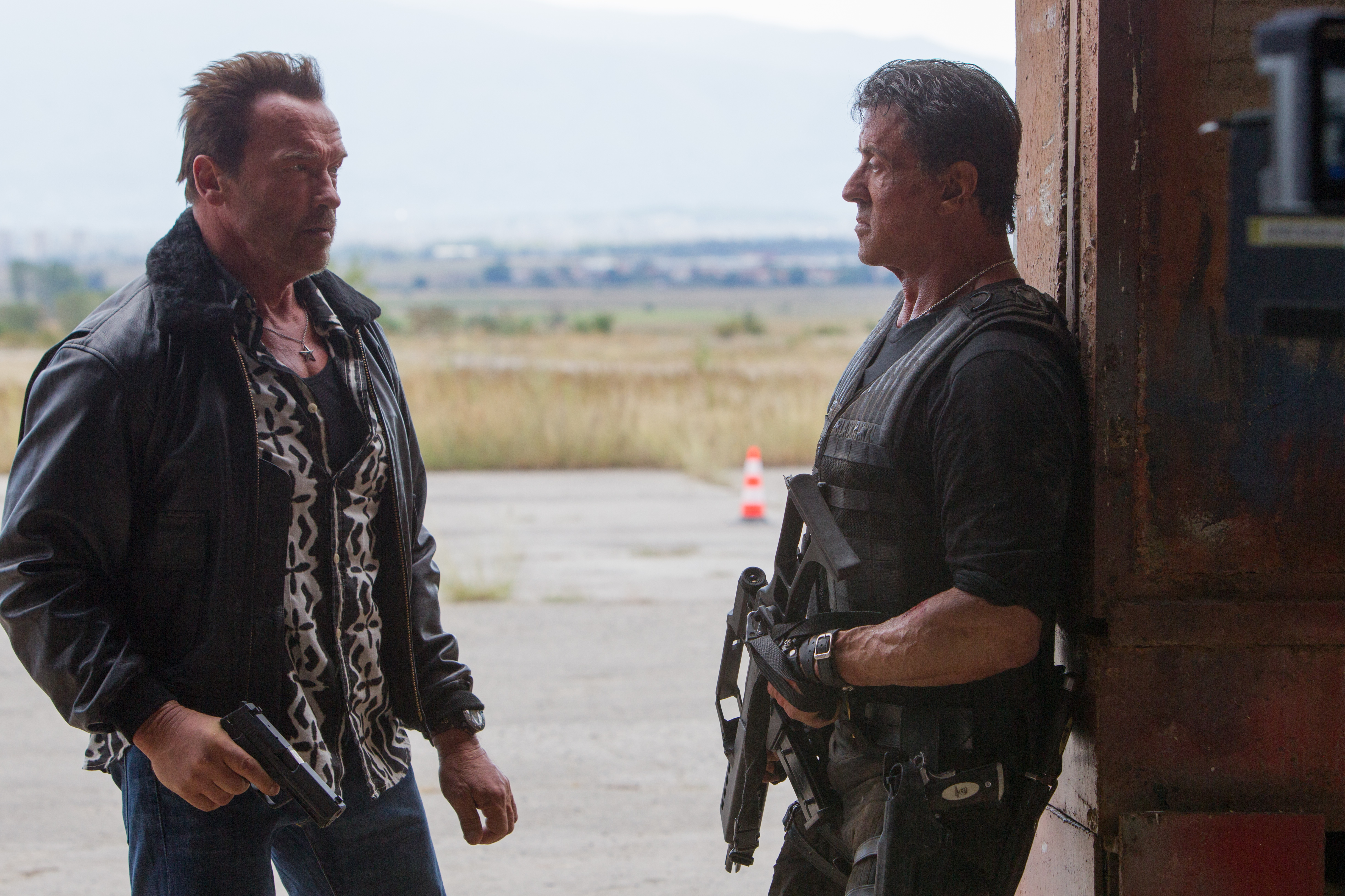 Arnold Schwarzenegger and Sylvester Stallone with guns HD Wallpaper