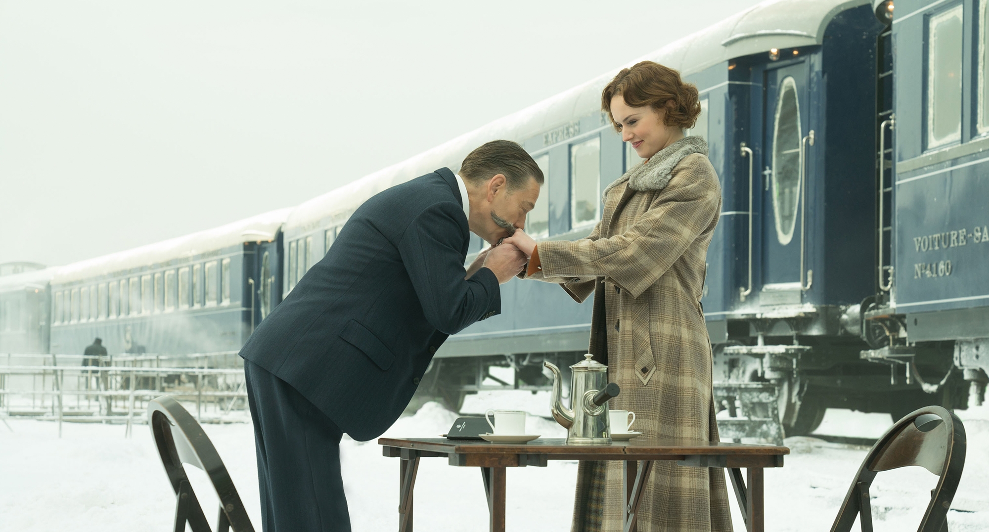 Man kisses woman's hand by train HD Wallpaper