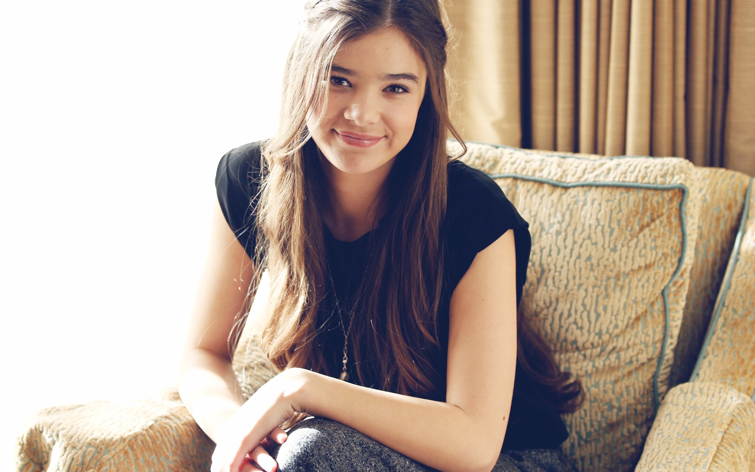 Hailee Steinfeld sitting on a couch HD Wallpaper
