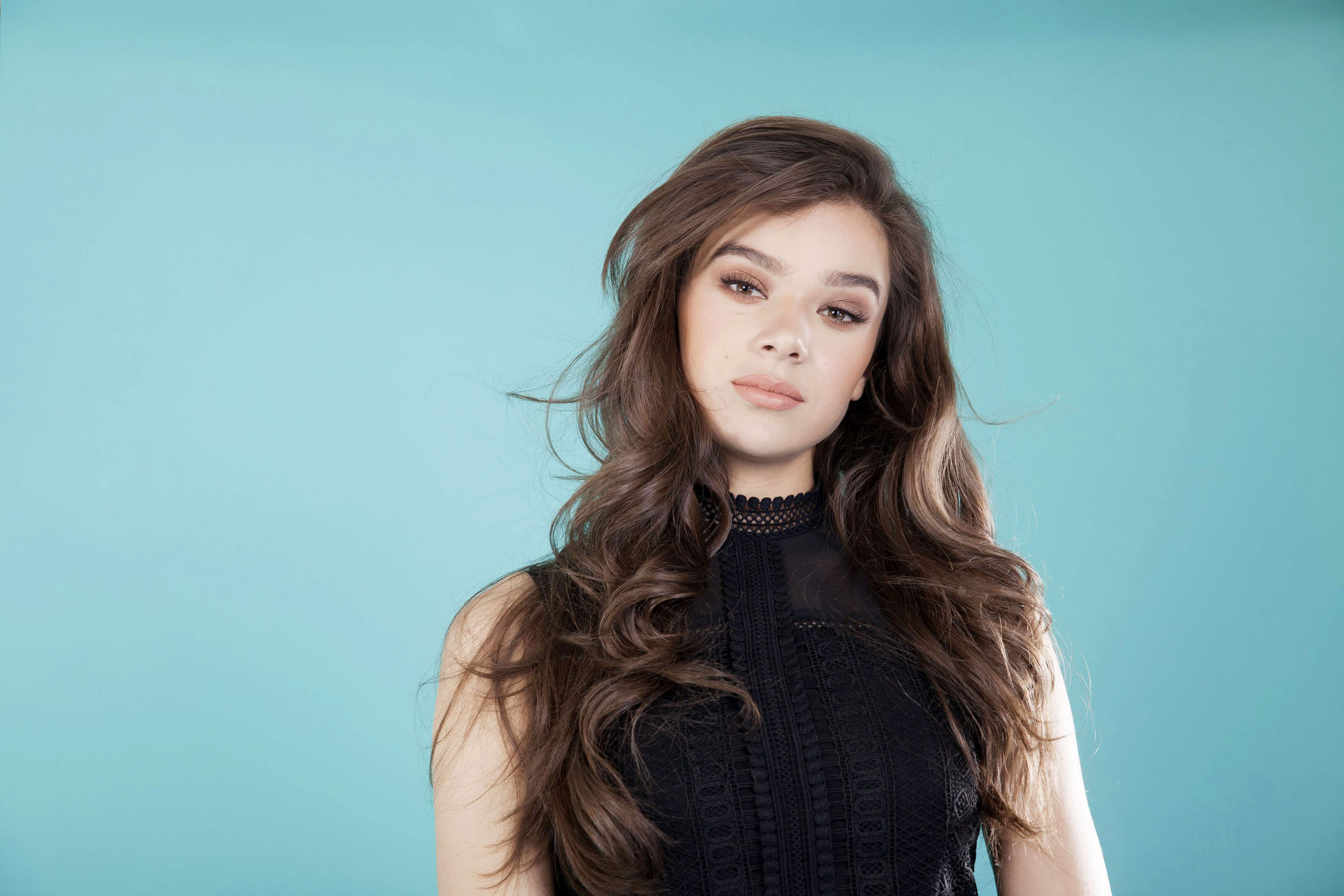 Hailee Steinfeld in Black Dress with Wavy Hair HD Wallpaper