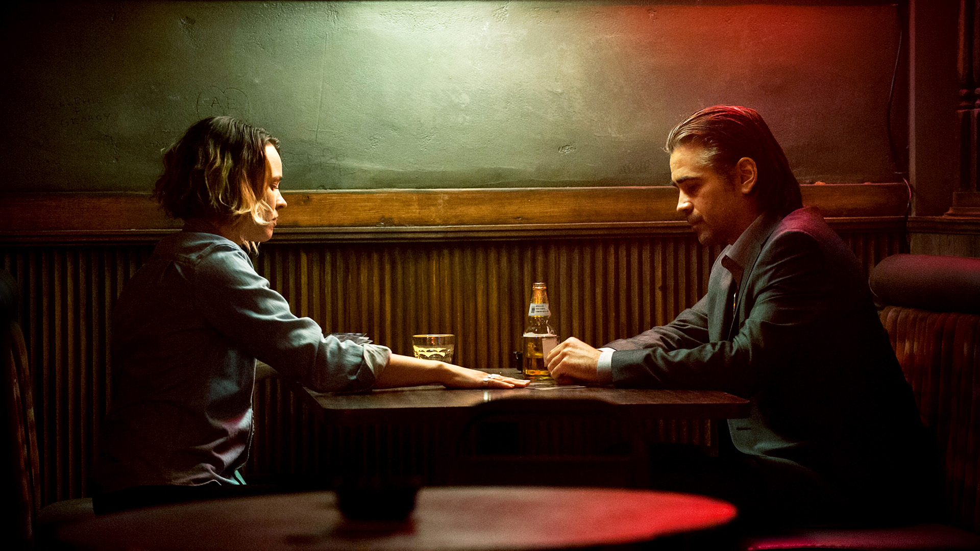 Rachel McAdams and Colin Farrell at a bar HD Wallpaper