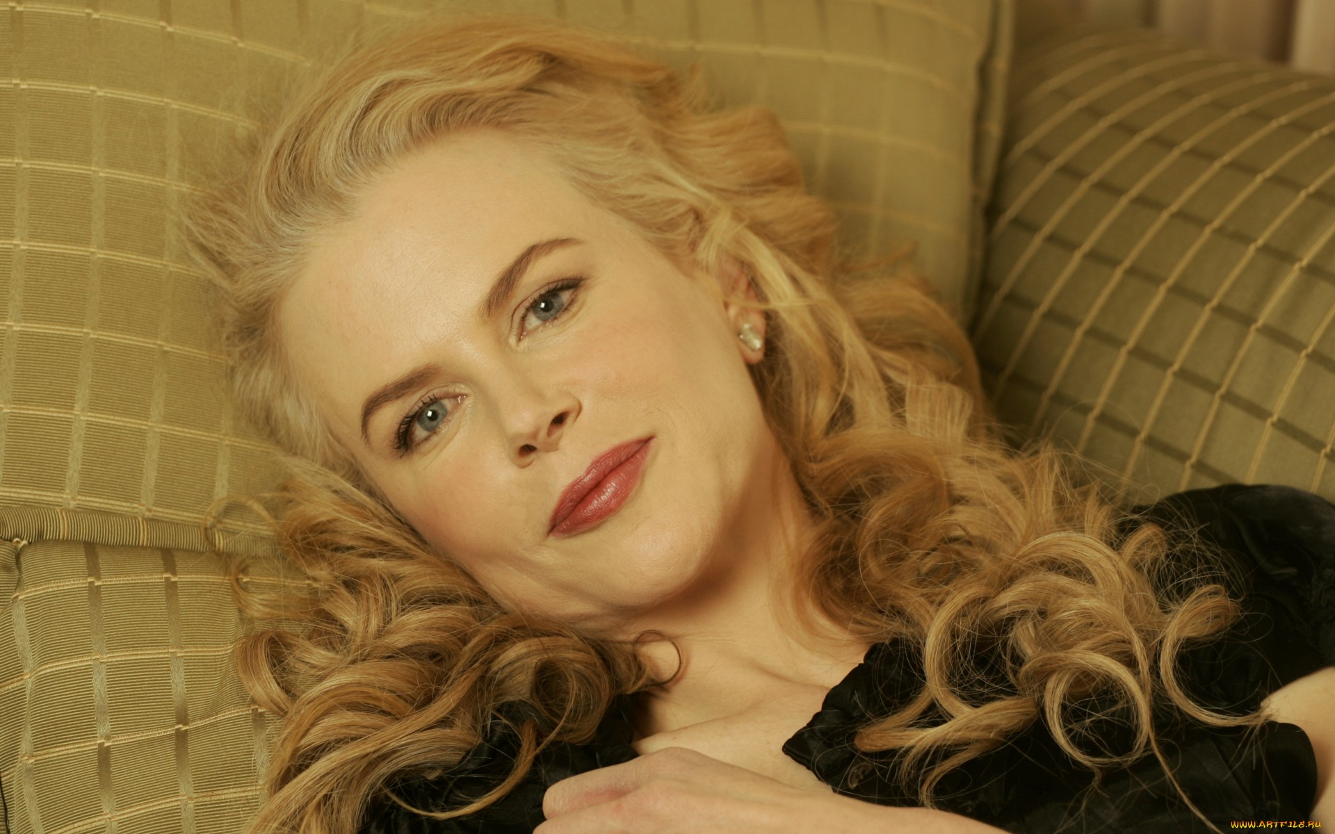 Nicole Kidman lying on a couch HD Wallpaper