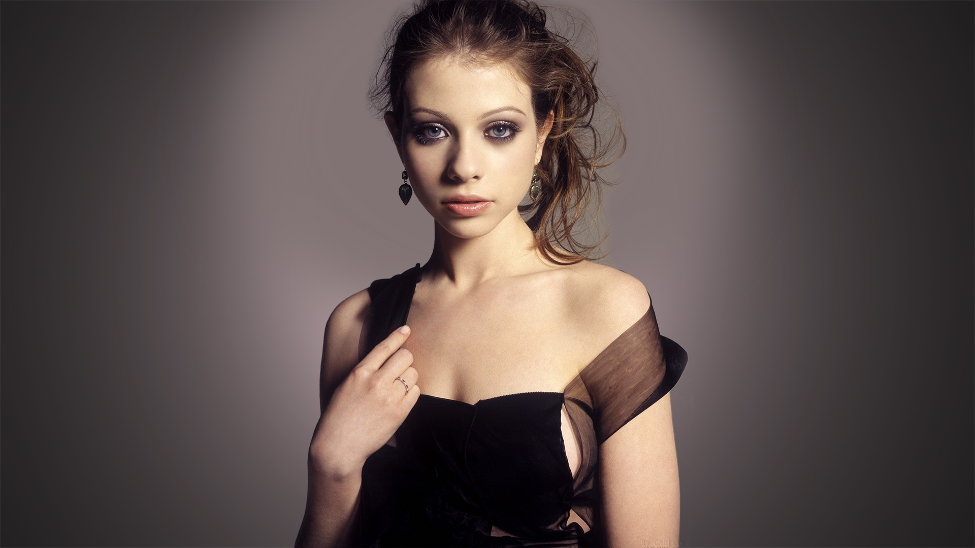 Michelle Trachtenberg HD Wallpaper