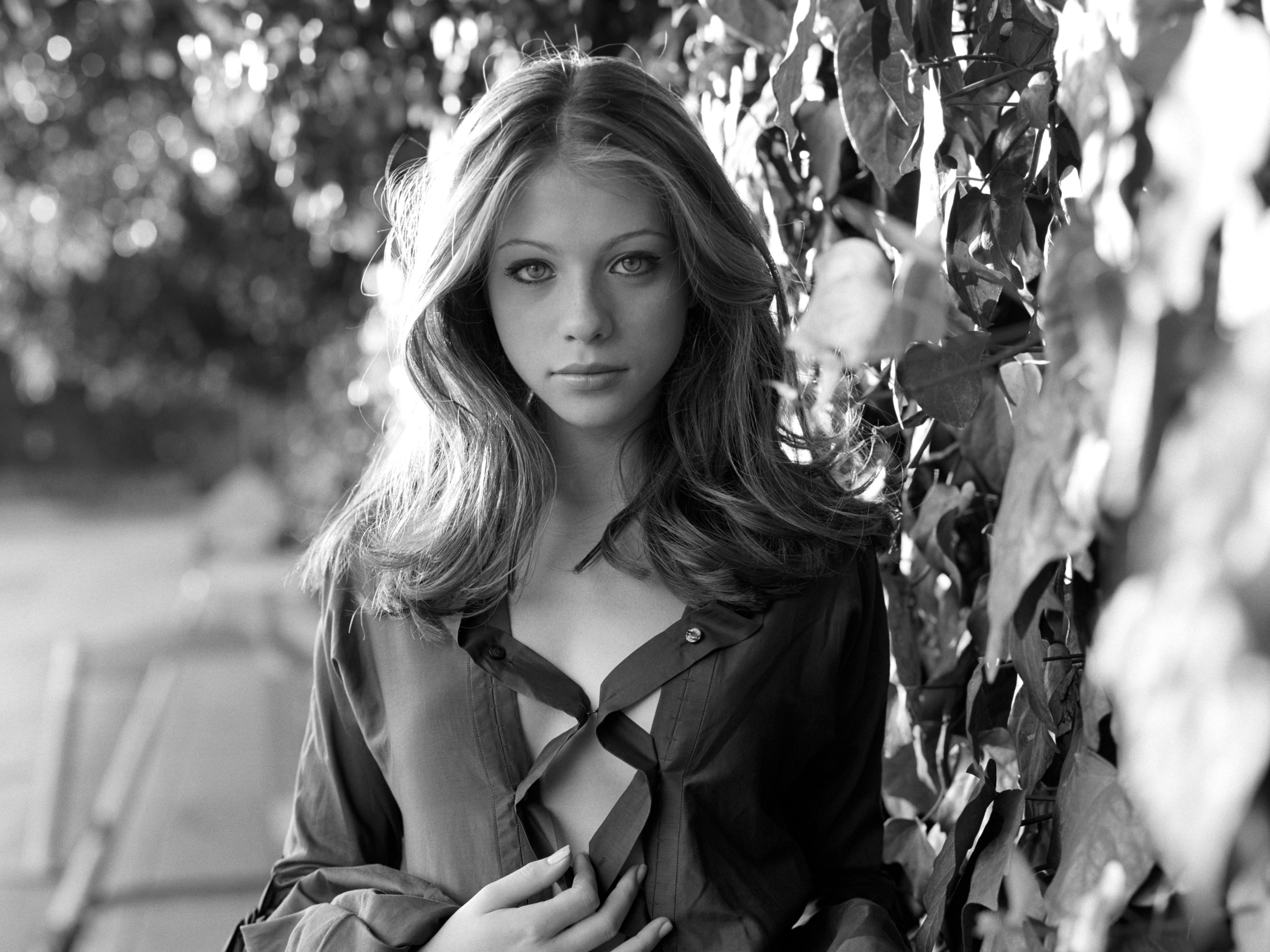 Michelle Trachtenberg with Flowing Hair in Natural Light HD Wallpaper