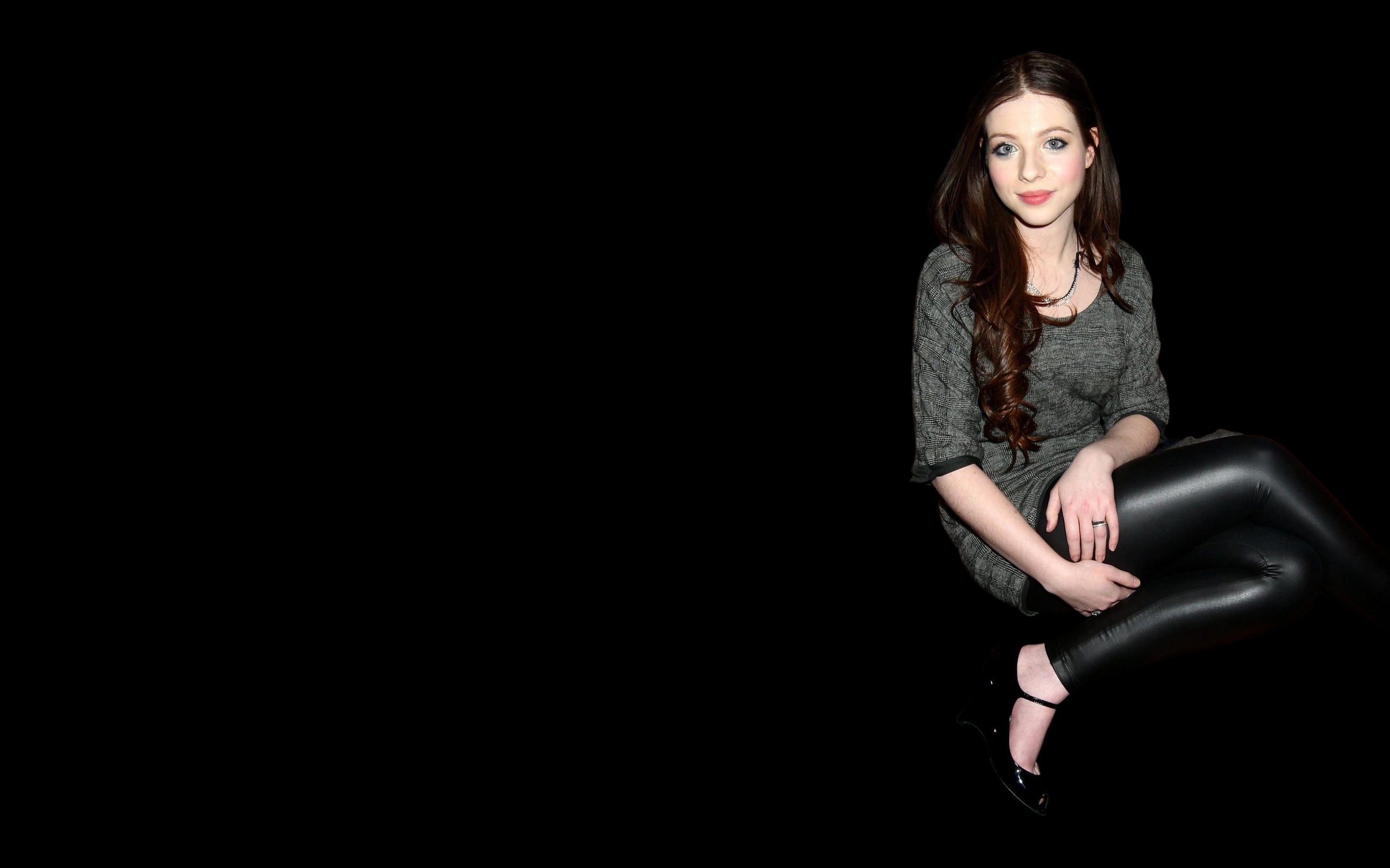 Michelle Trachtenberg sitting on black background HD Wallpaper