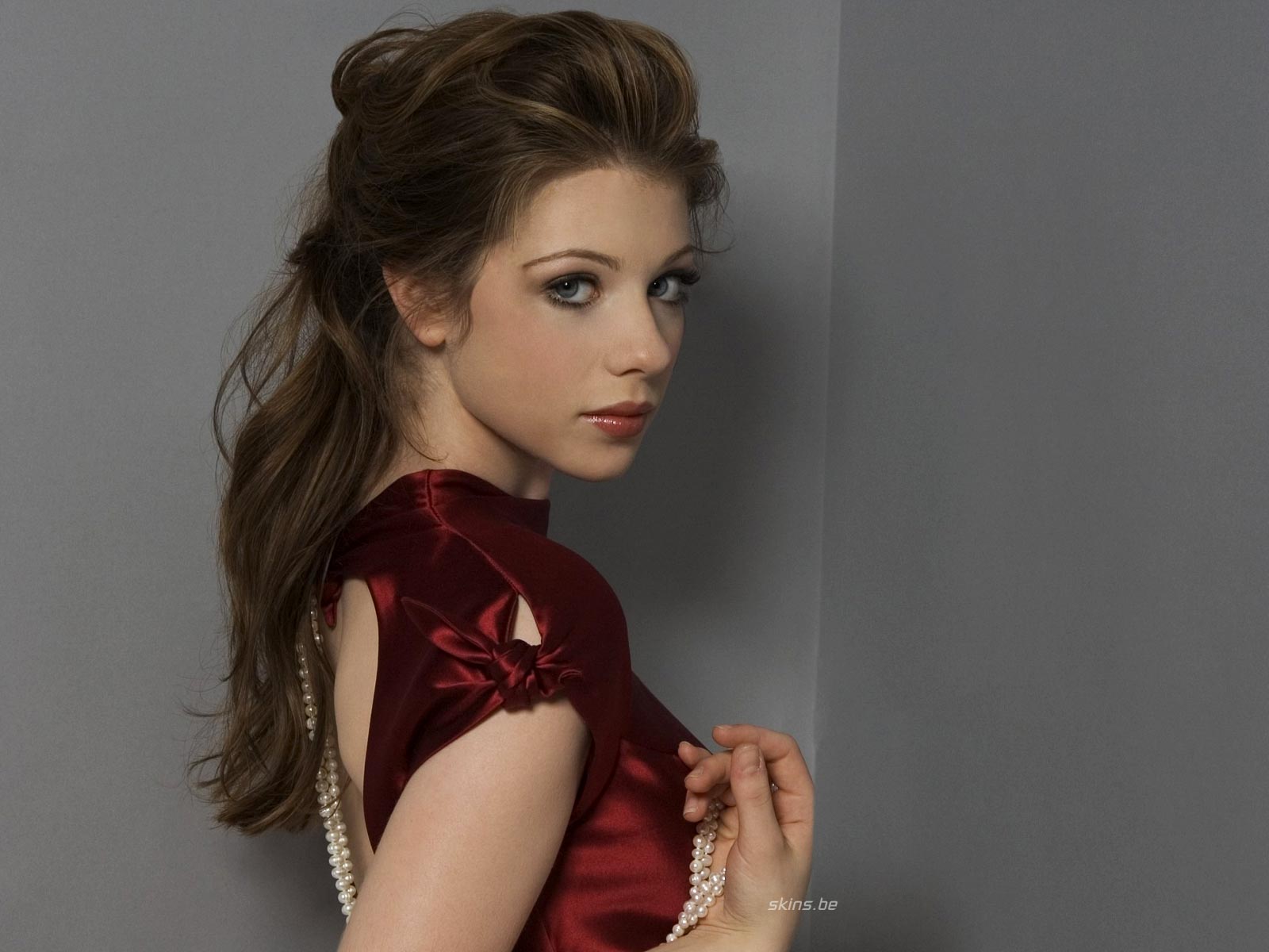 Michelle Trachtenberg in Elegant Satin Dress Holding Pearls HD Wallpaper