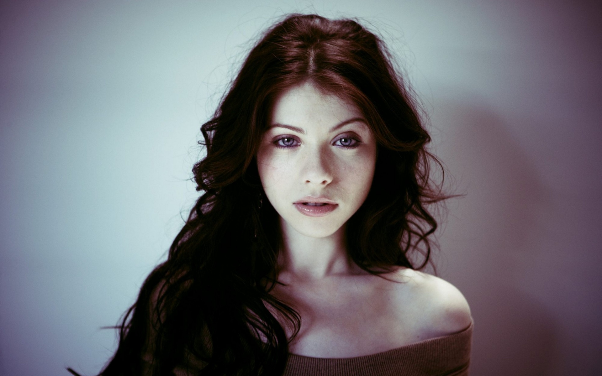 Portrait of Michelle Trachtenberg with Long Dark Hair HD Wallpaper