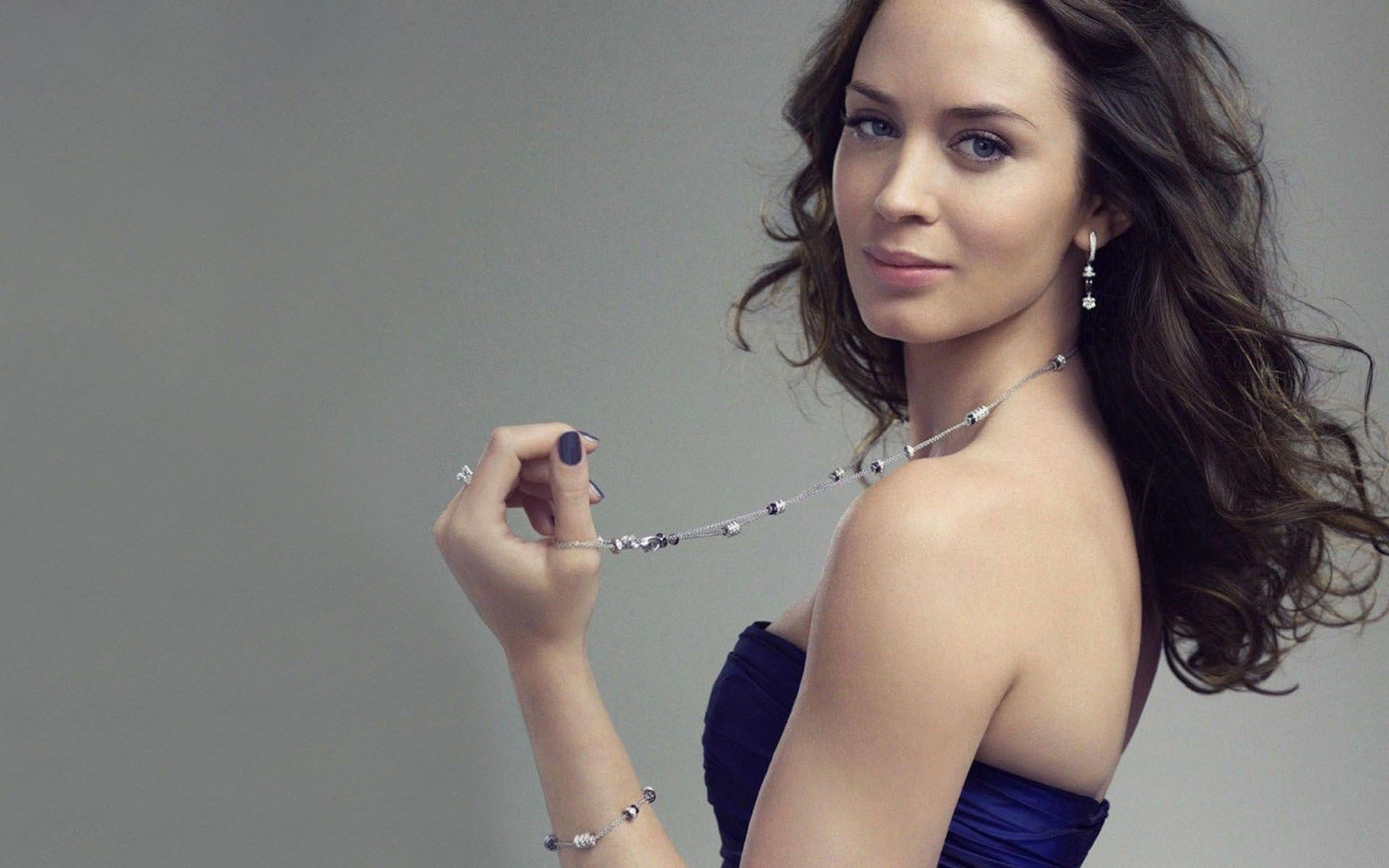 Emily Blunt wearing jewelry HD Wallpaper