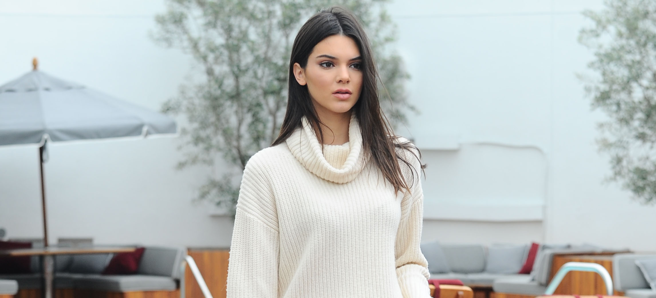 Kendall Jenner wearing a cream turtleneck sweater HD Wallpaper