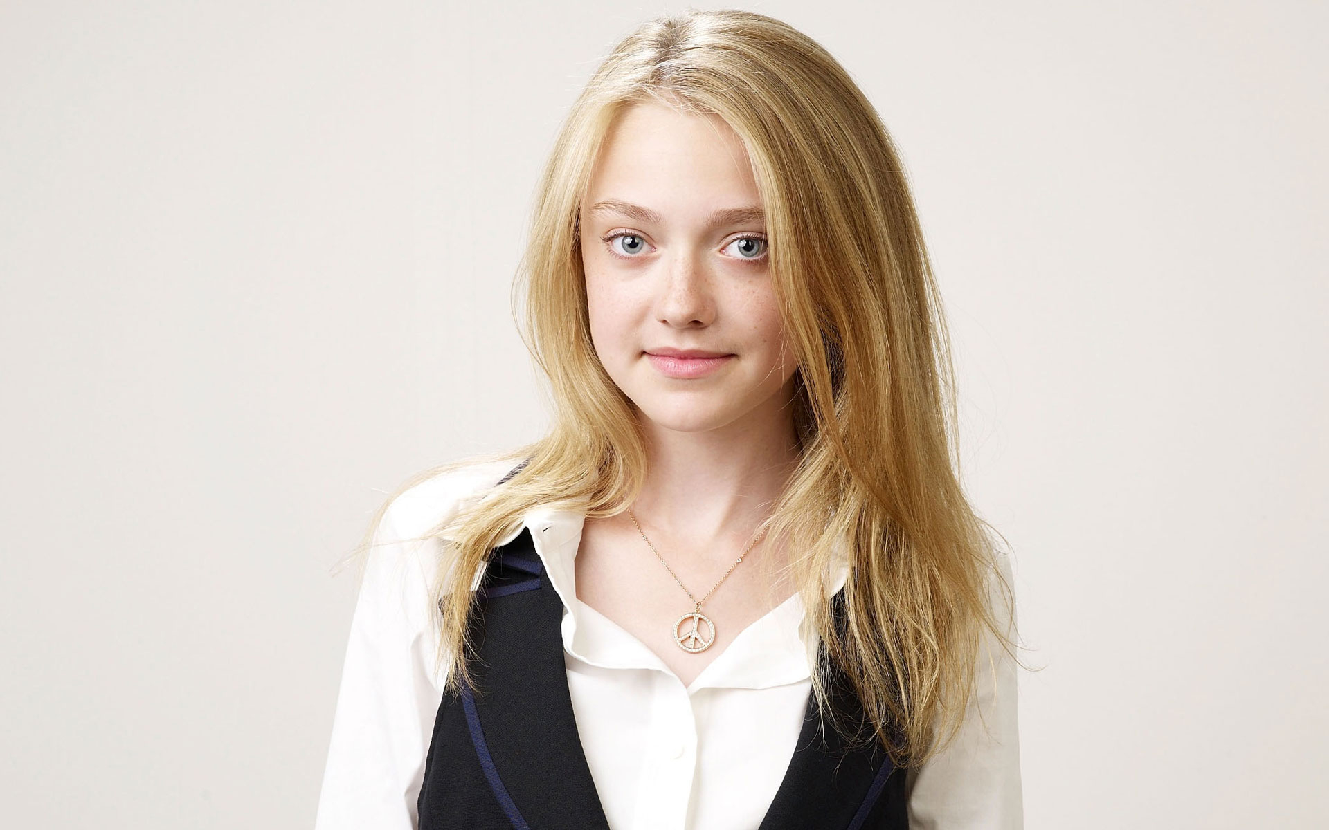 Dakota Fanning HD Wallpaper