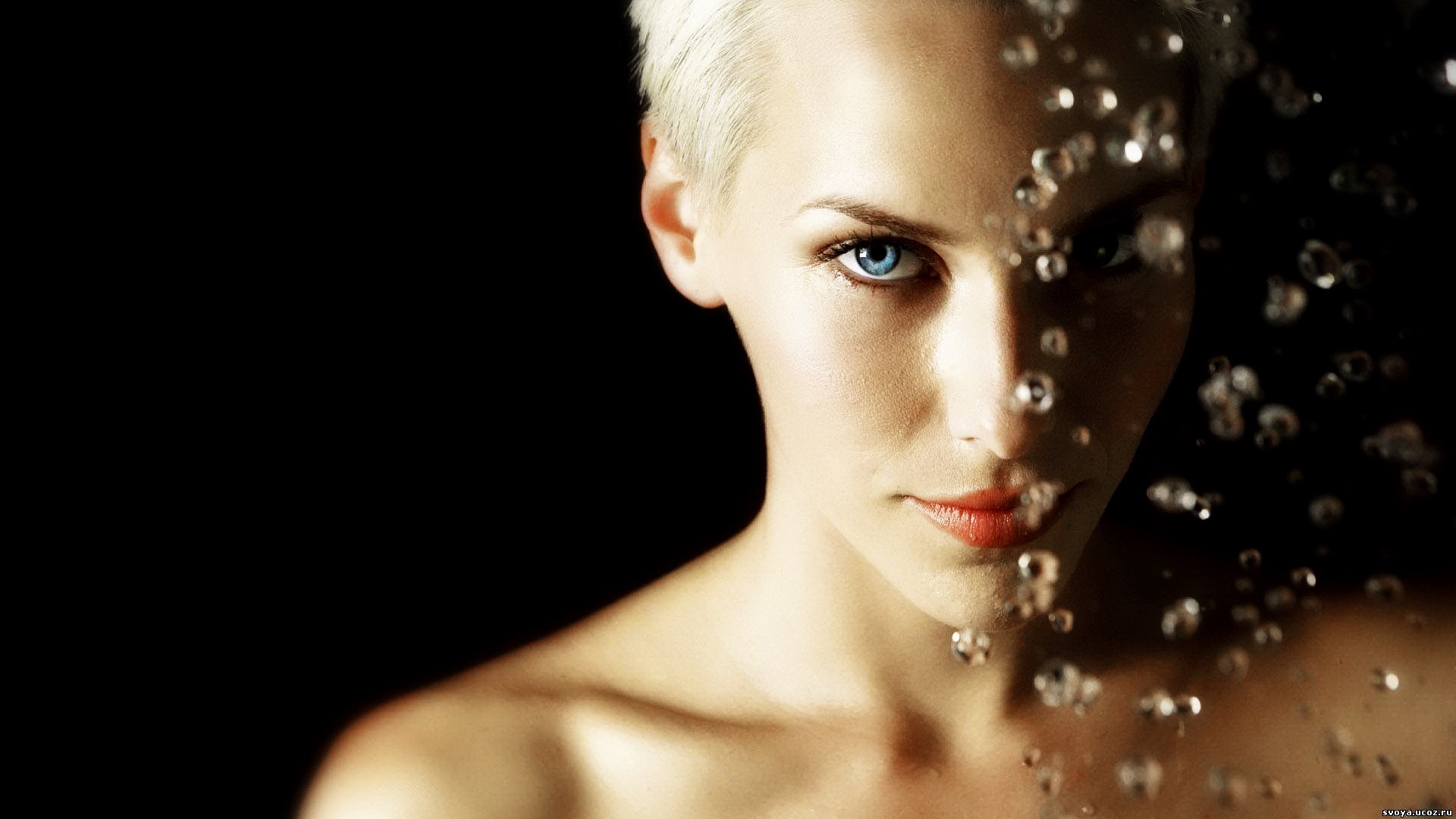 Woman with short blonde hair and blue eyes with water droplets HD Wallpaper