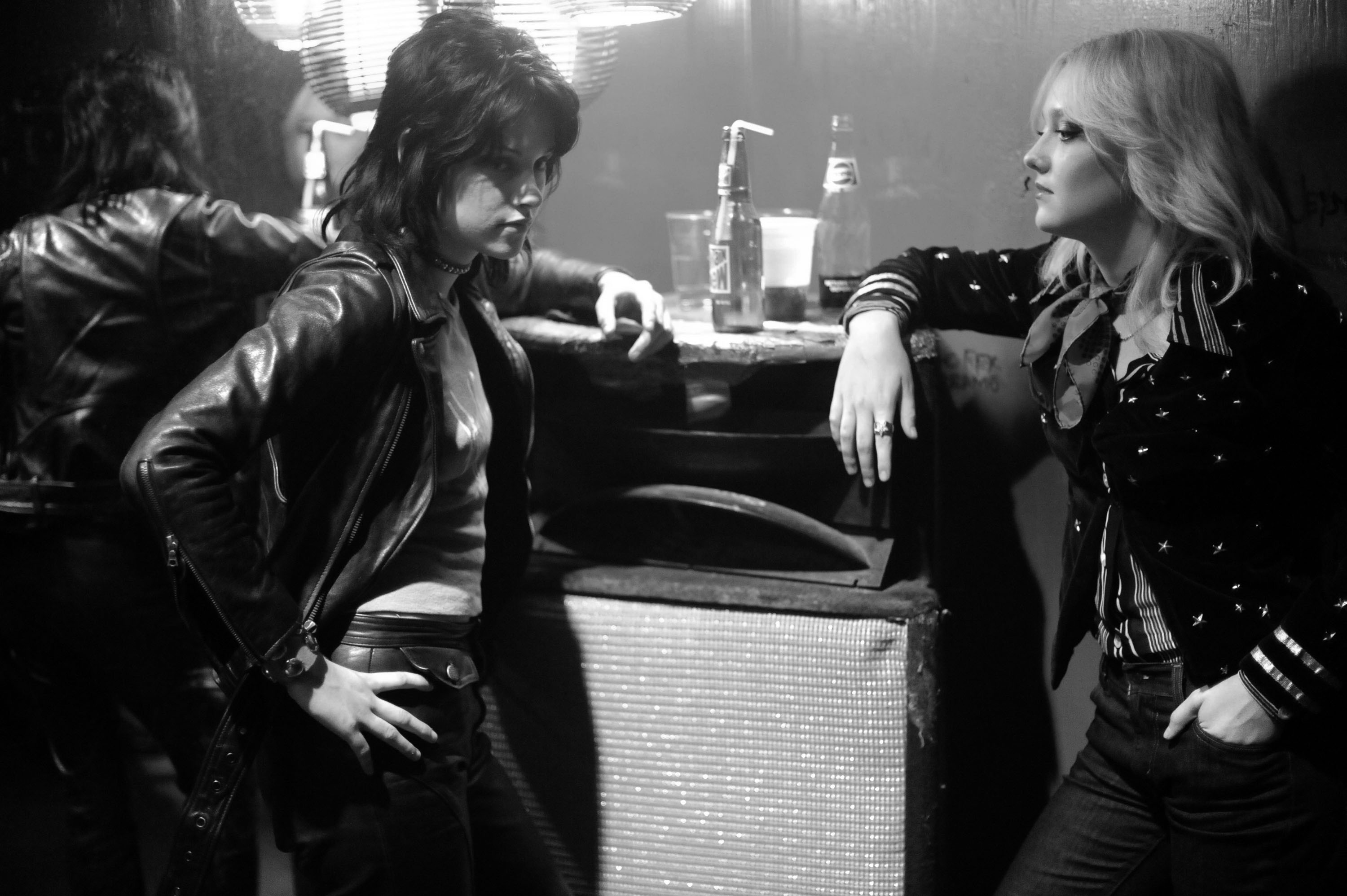 Kristen Stewart and Dakota Fanning in a bar HD Wallpaper