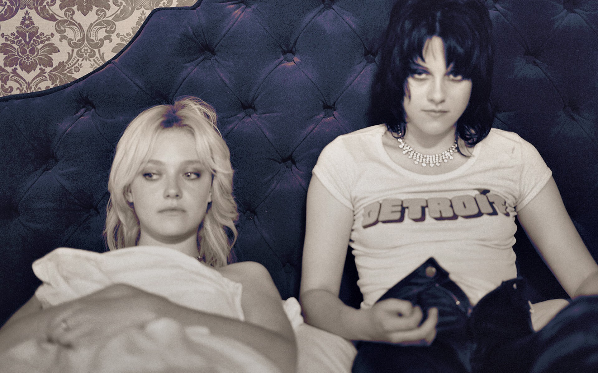 Dakota Fanning and Kristen Stewart in The Runaways HD Wallpaper