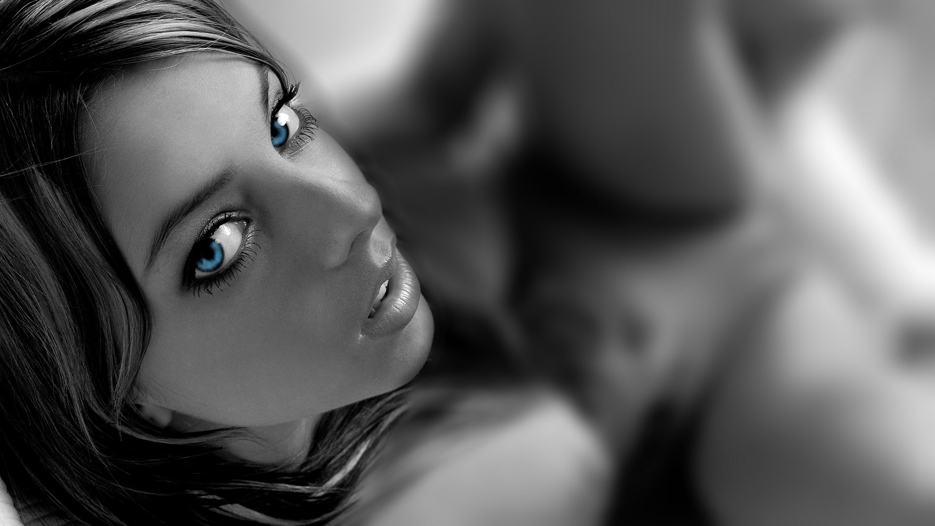 Woman with blue eyes looking up HD Wallpaper