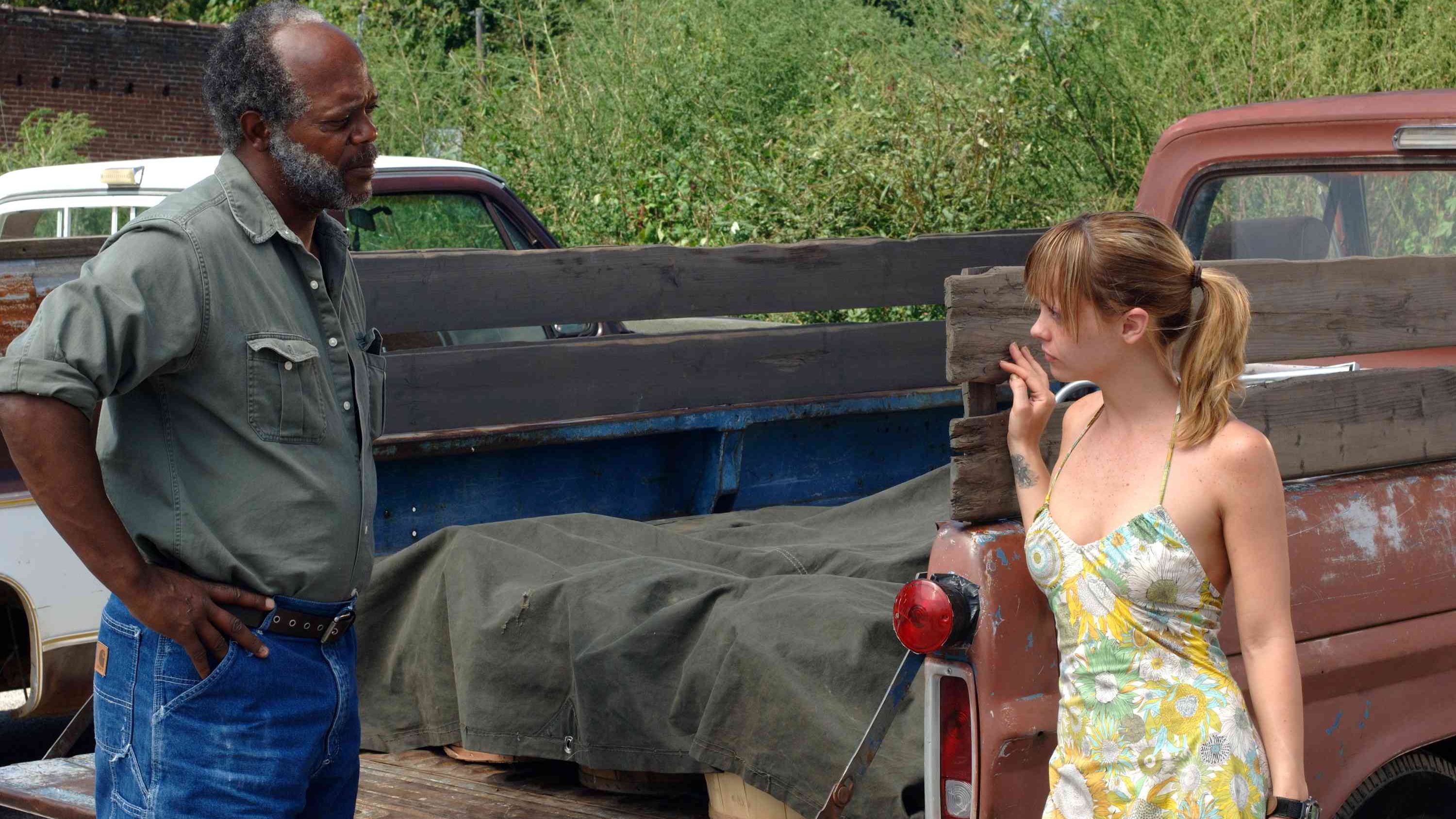 Samuel L. Jackson and a woman by a truck HD Wallpaper