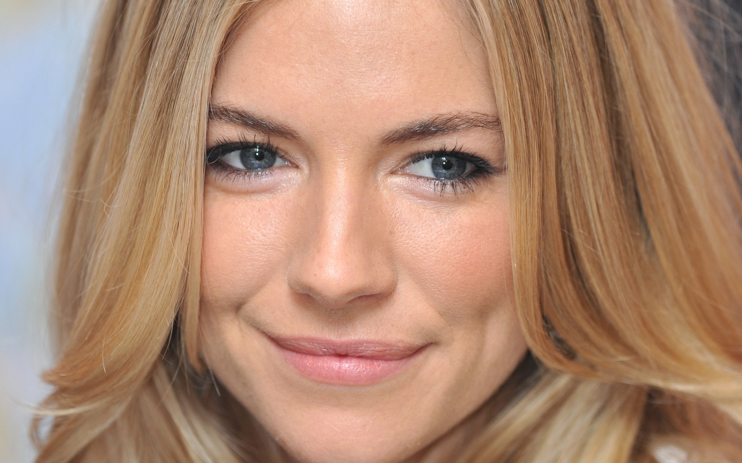Sienna Miller close-up portrait HD Wallpaper