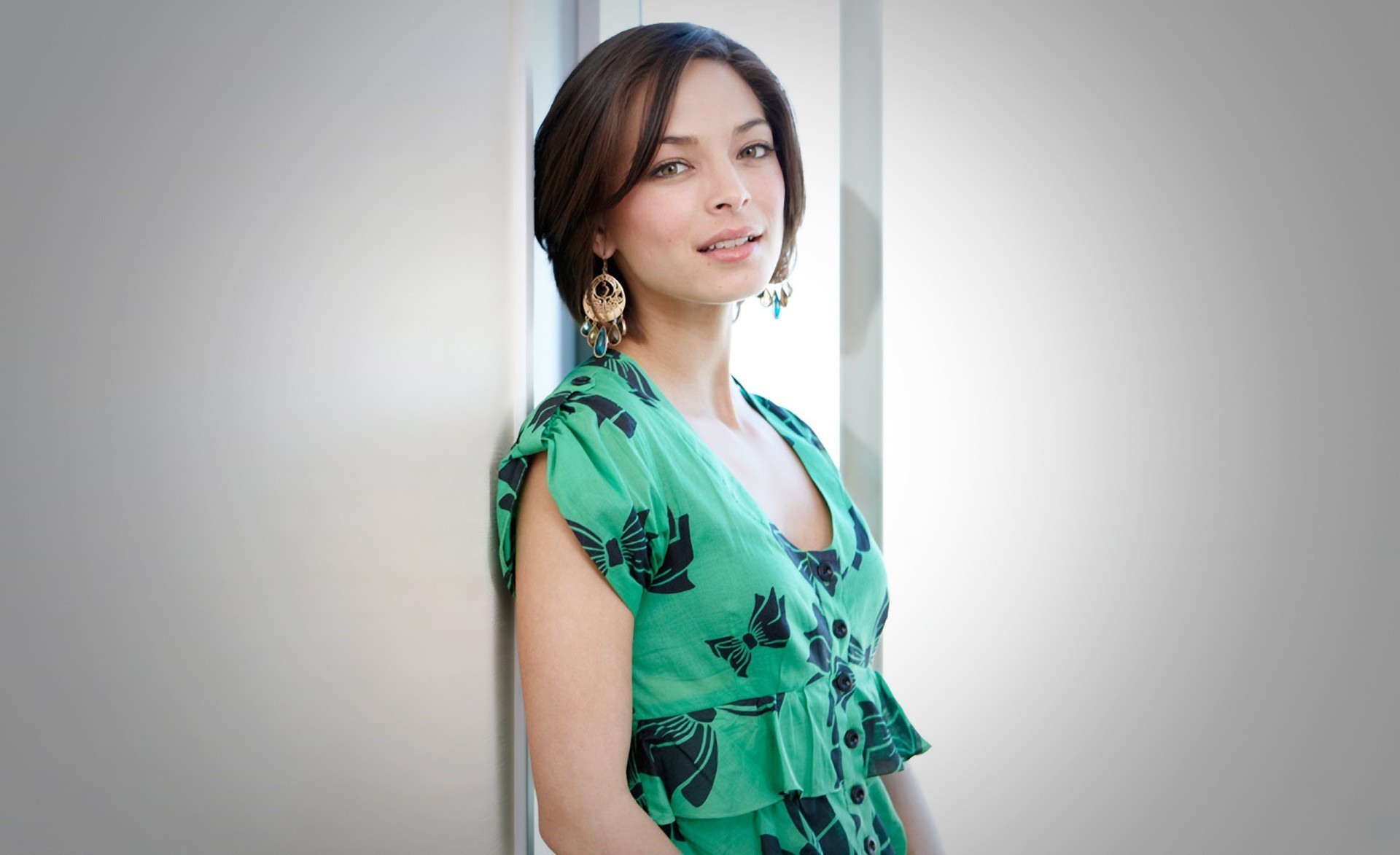 Kristin Kreuk in green dress HD Wallpaper