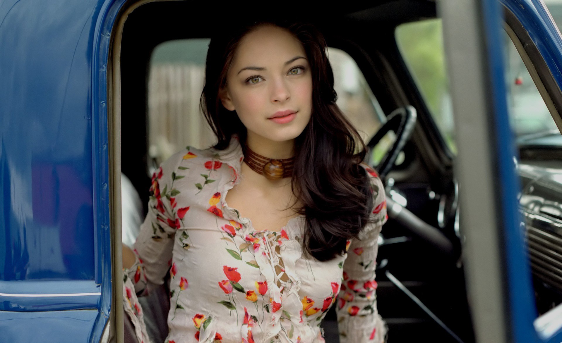 Kristin Kreuk in a blue truck HD Wallpaper