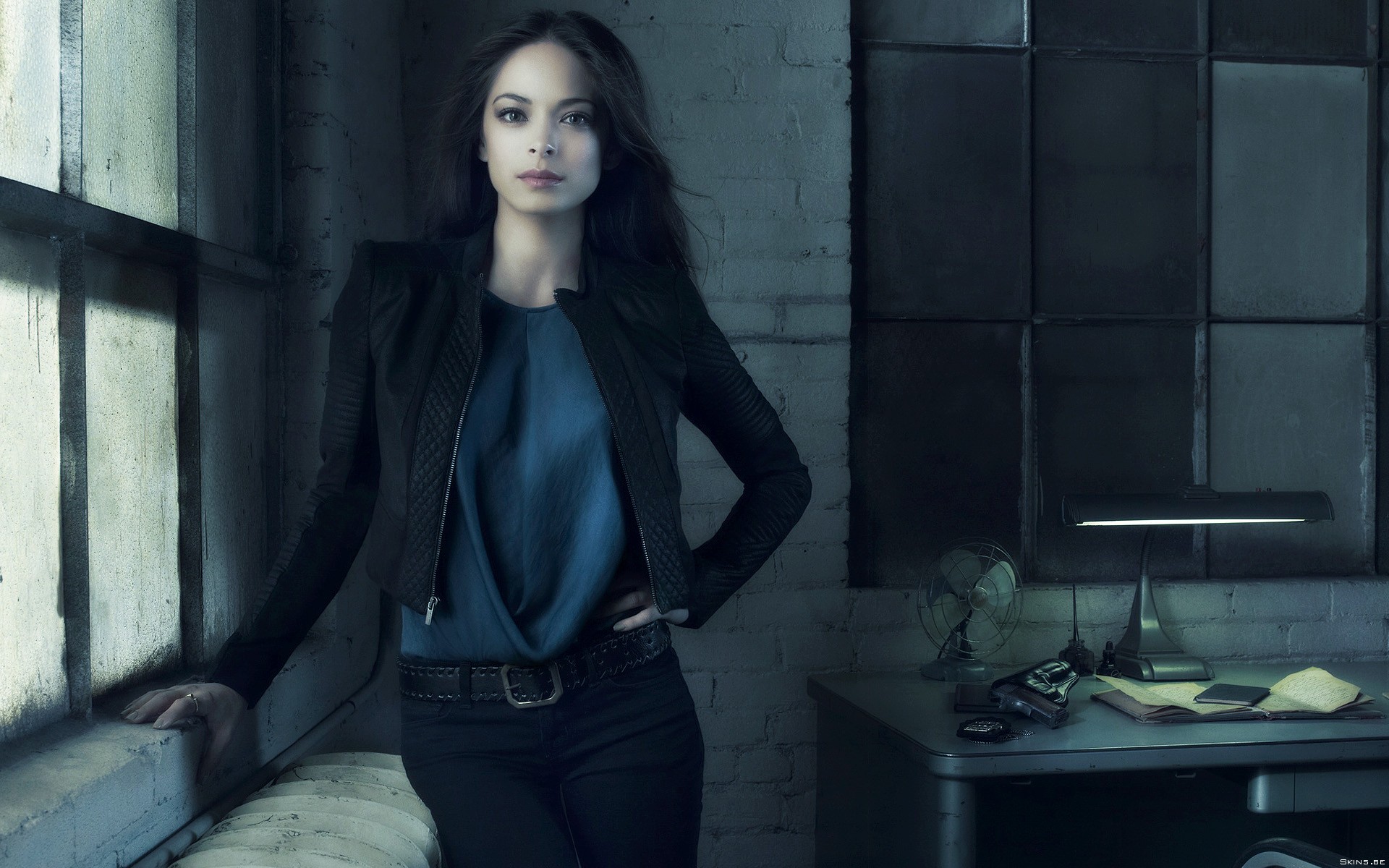 Kristin Kreuk in a dark room HD Wallpaper