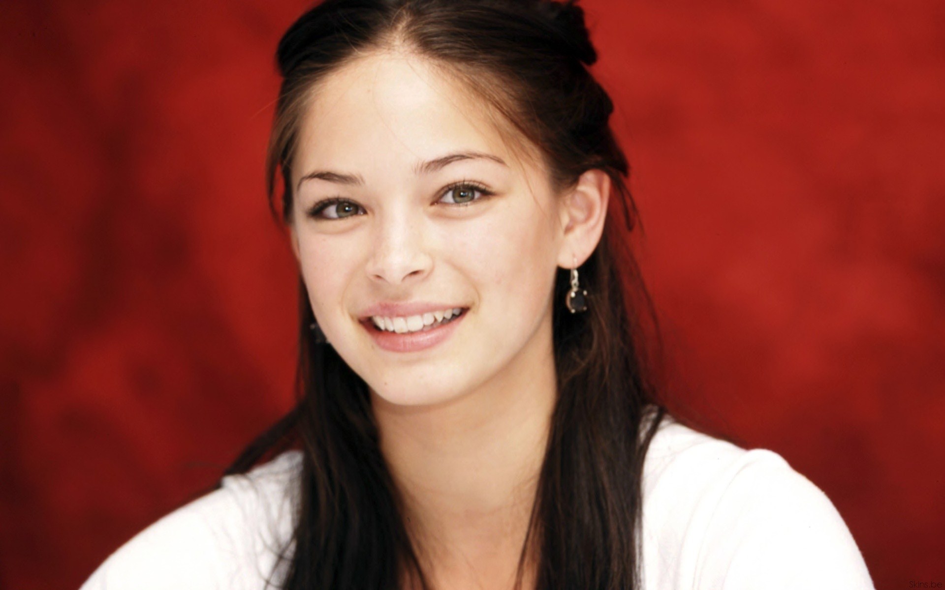Kristin Kreuk smiling HD Wallpaper