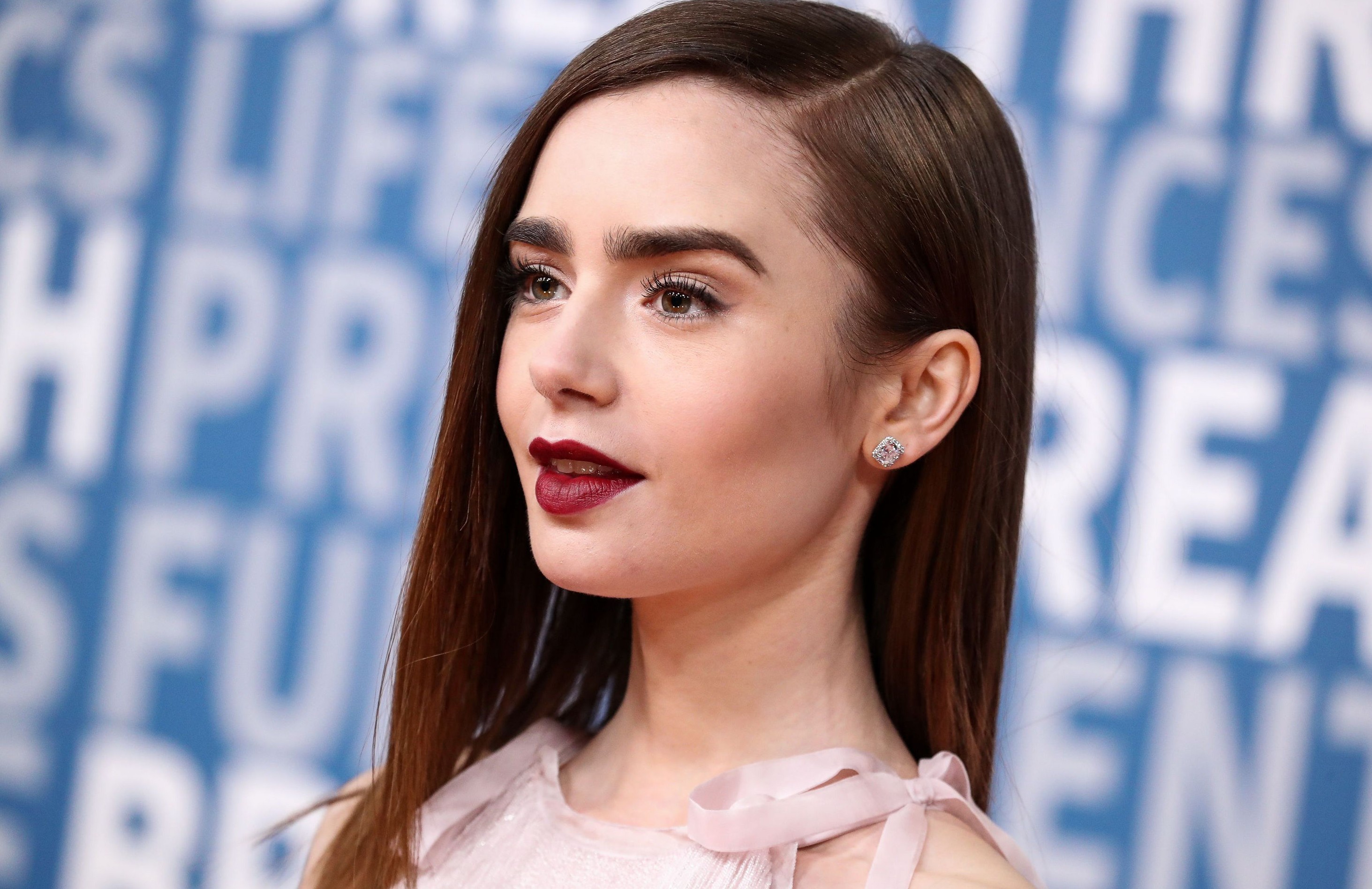 Lily Collins at an event HD Wallpaper