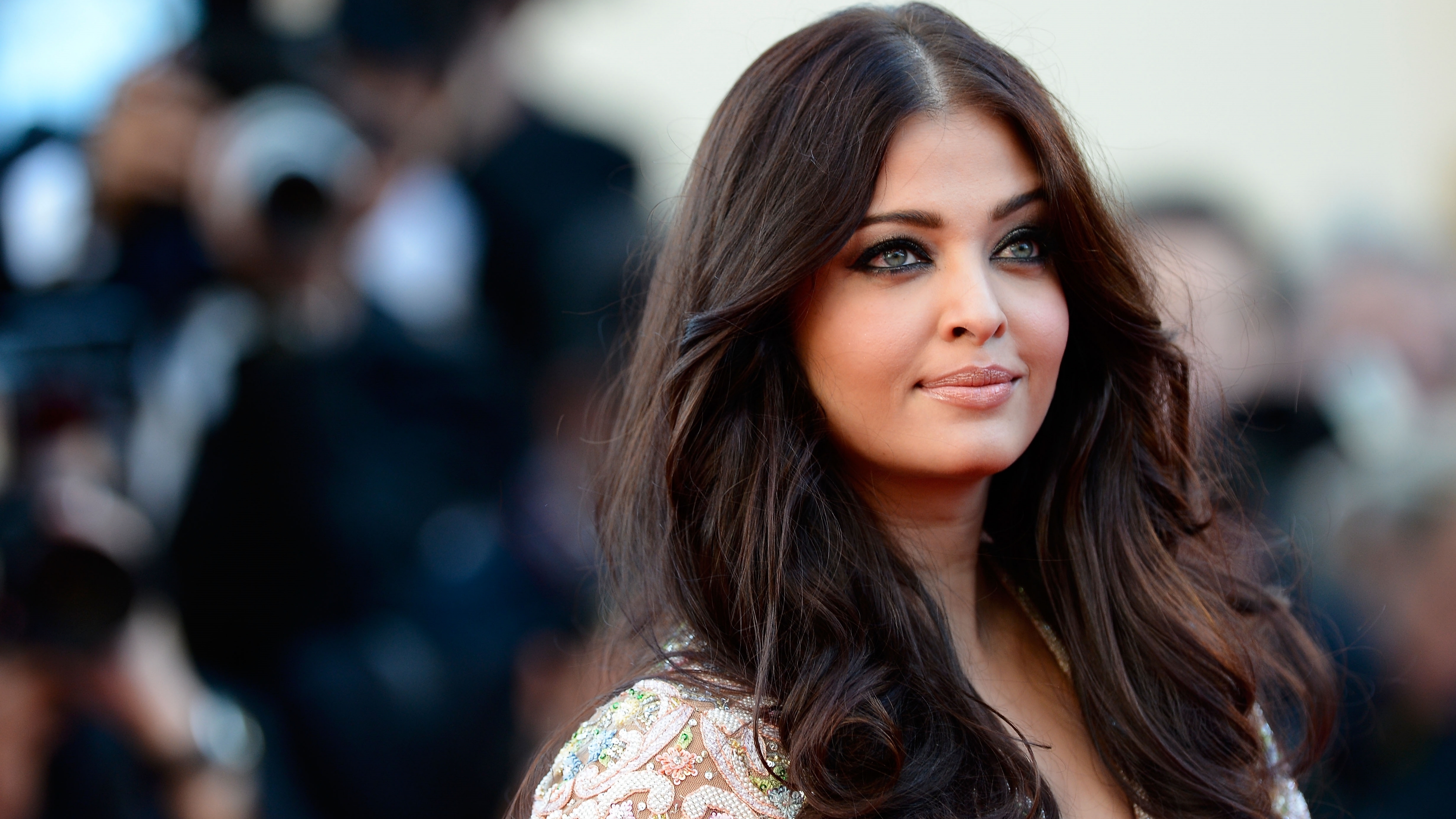 Aishwarya Rai Bachchan at an event HD Wallpaper