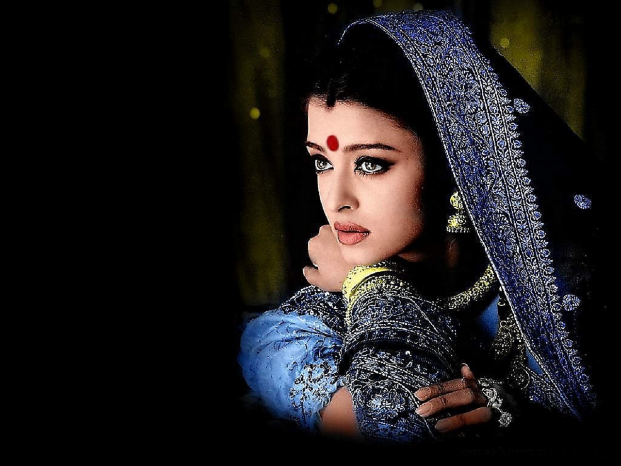 Aishwarya Rai Bachchan in traditional Indian attire HD Wallpaper