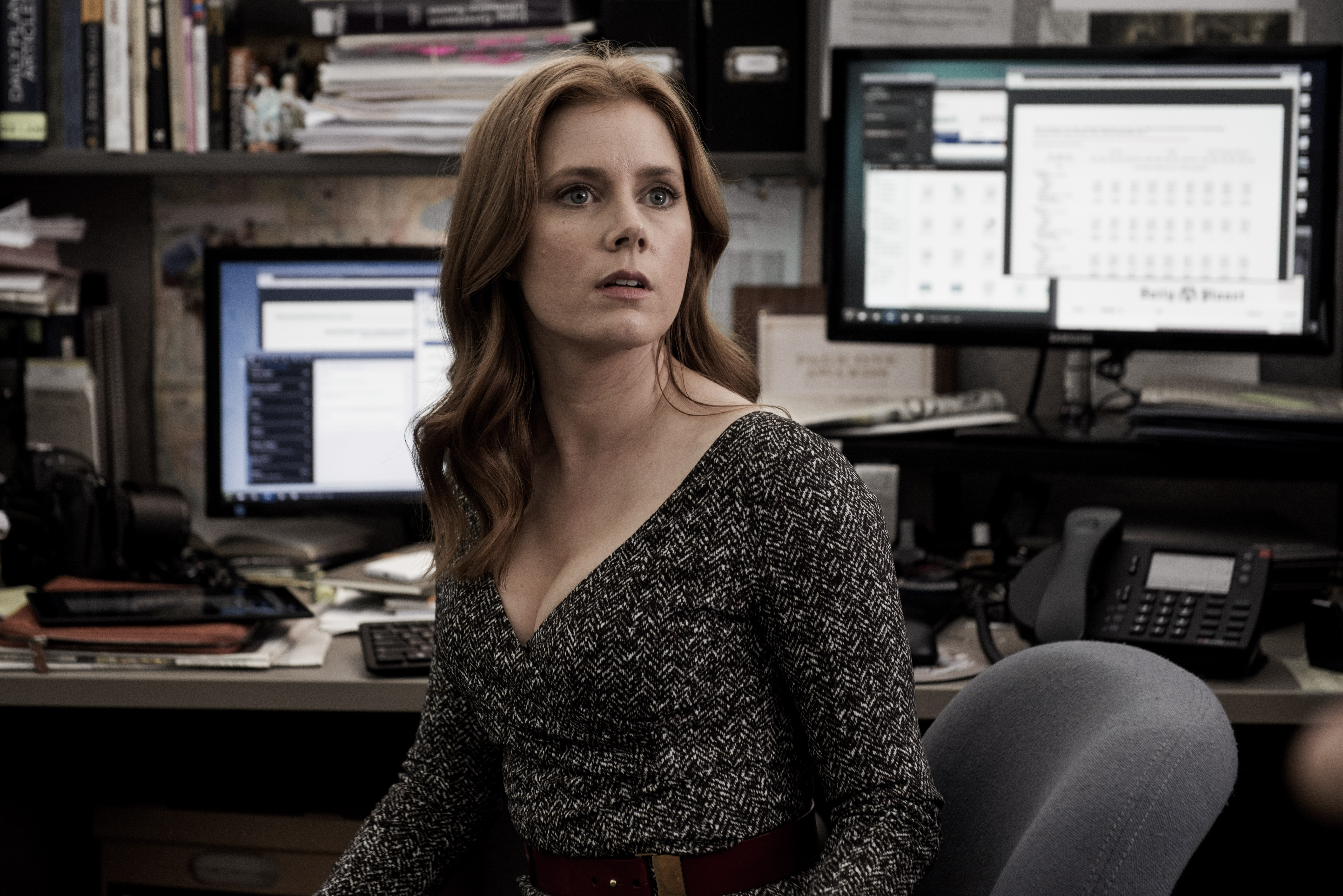 Amy Adams in an office setting HD Wallpaper