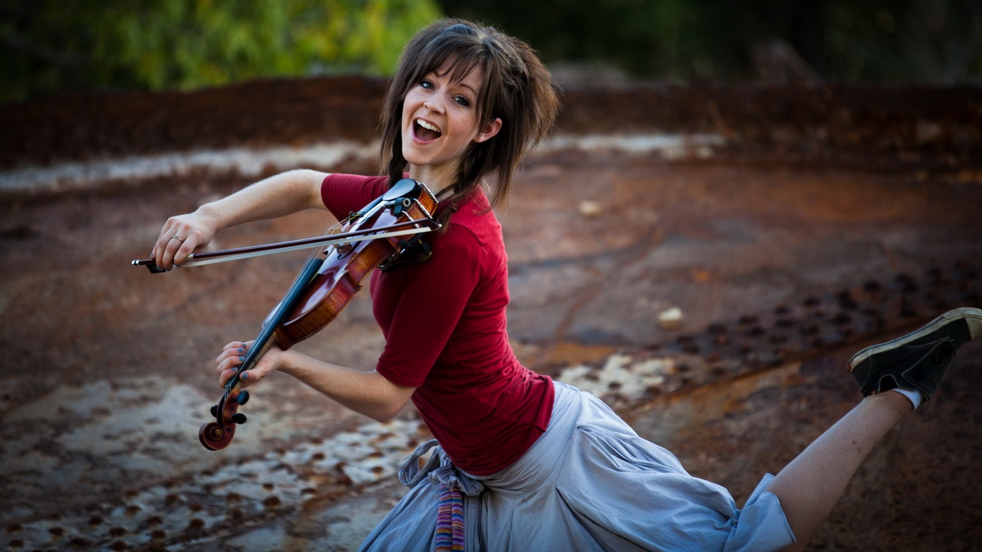 Woman playing violin outdoors HD Wallpaper