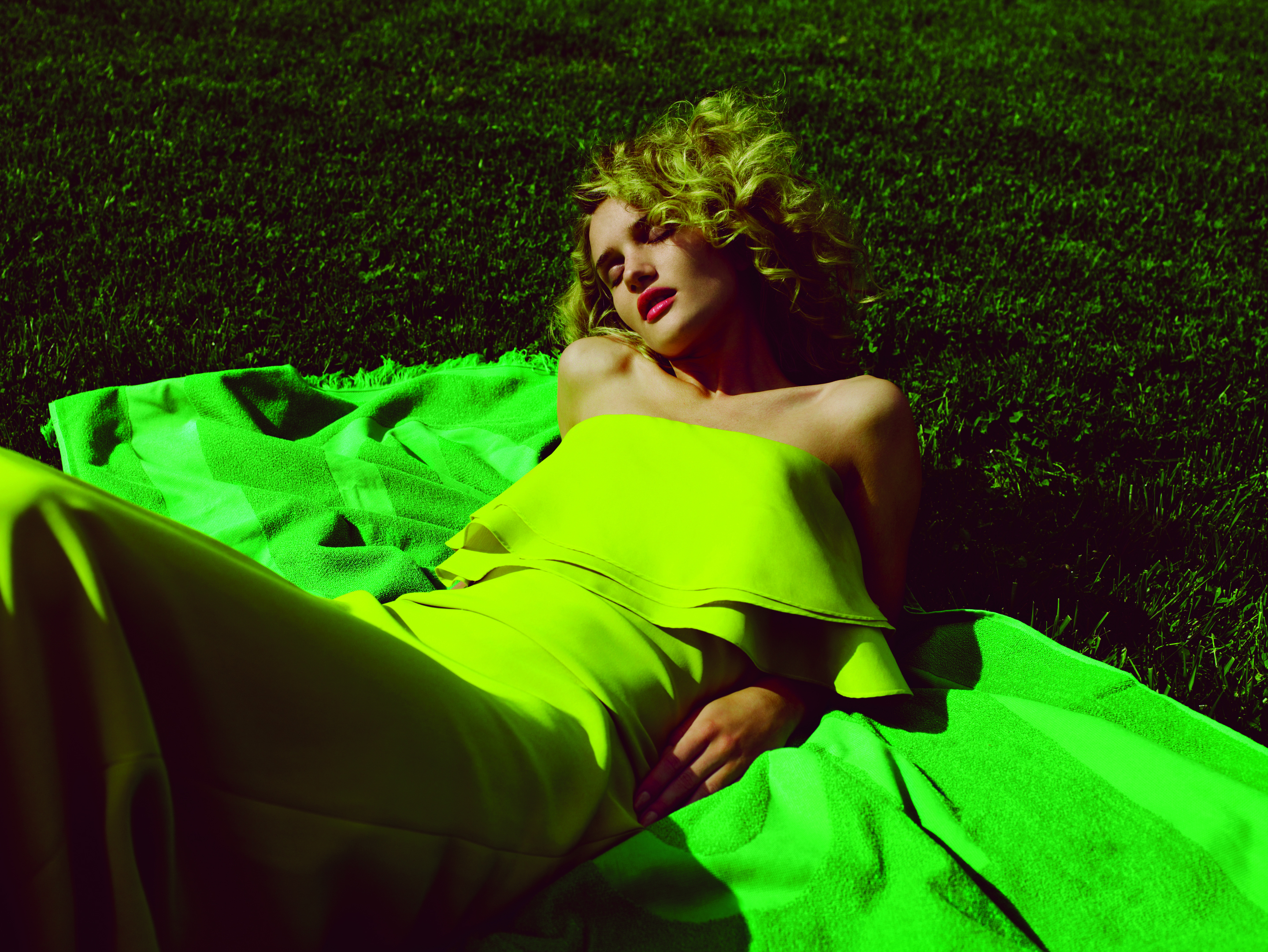 Rosie Huntington-Whiteley lying on grass HD Wallpaper