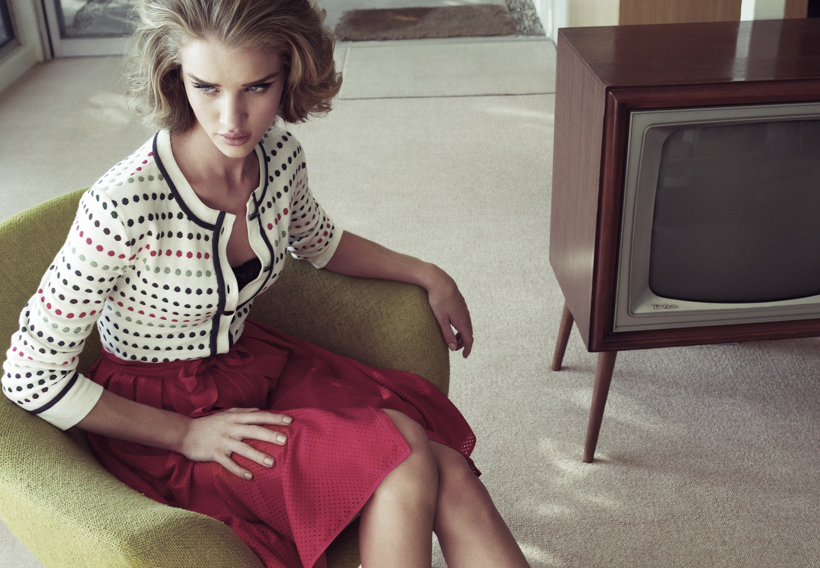 Rosie Huntington-Whiteley sitting in a chair HD Wallpaper