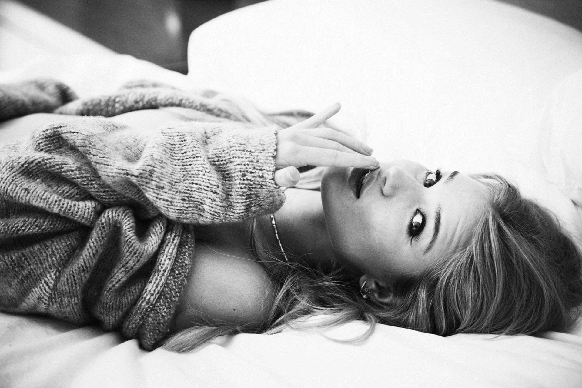 Rosie Huntington-Whiteley lying on a bed HD Wallpaper