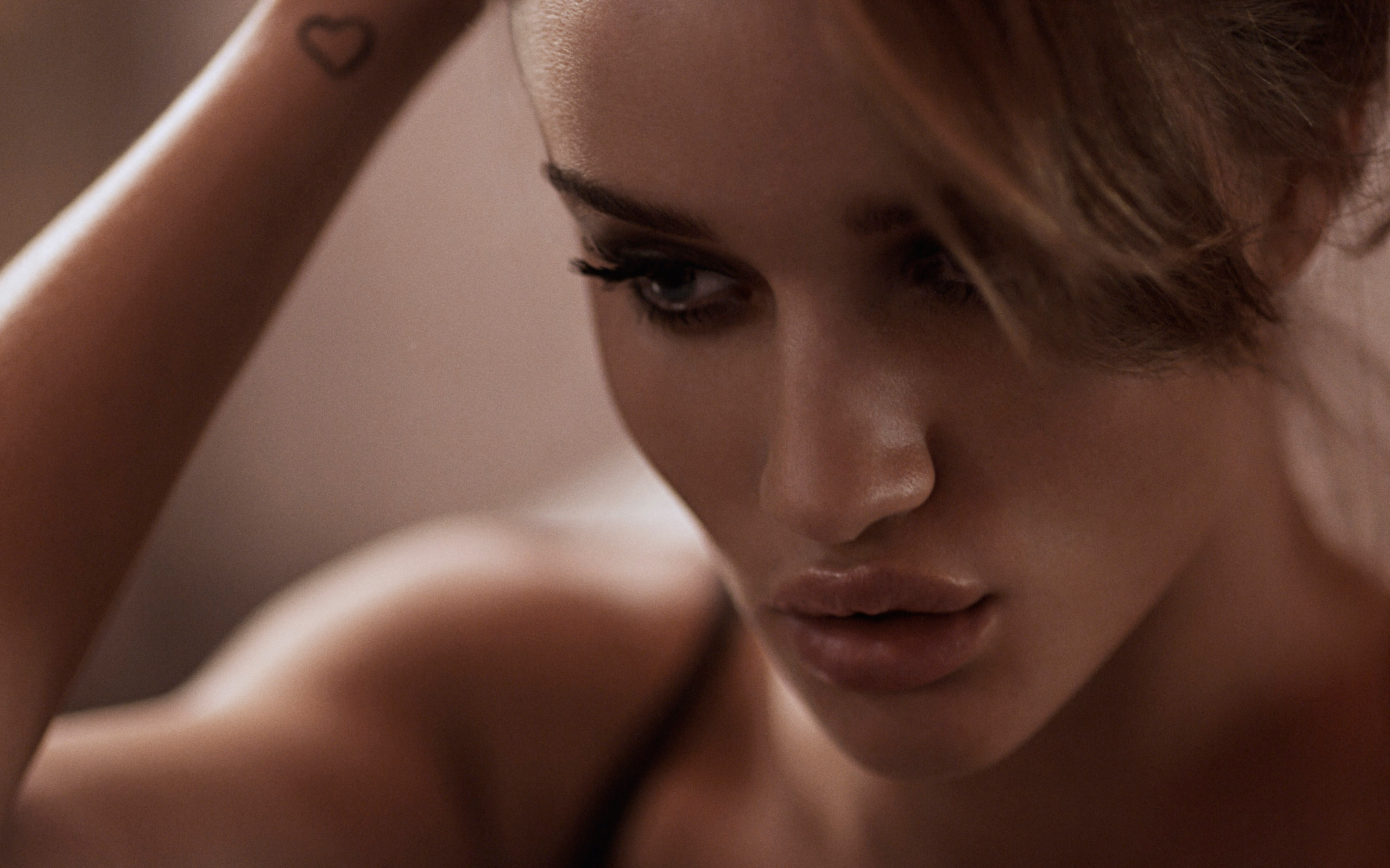 Rosie Huntington-Whiteley HD Wallpaper