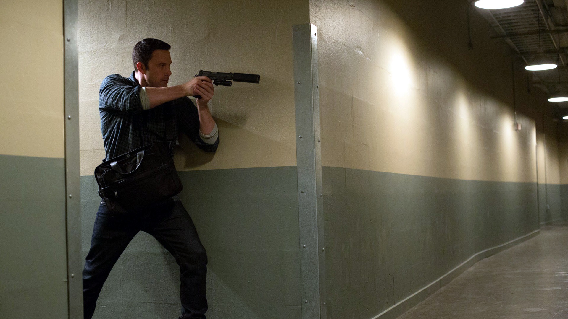 Ben Affleck holding a gun HD Wallpaper