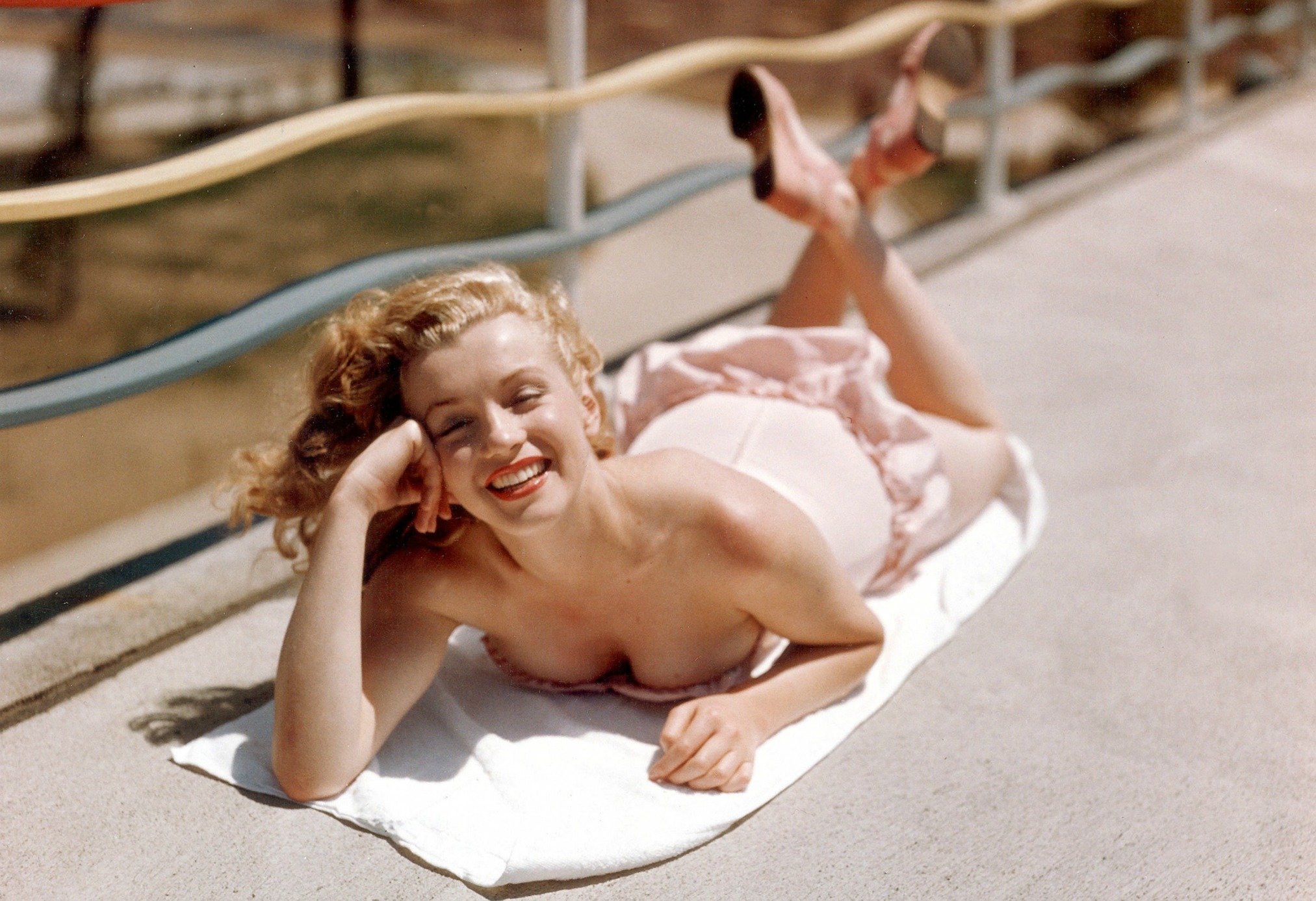 Marilyn Monroe lying on a towel HD Wallpaper
