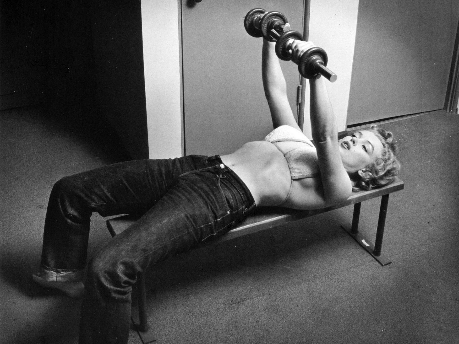 Marilyn Monroe exercising with dumbbells HD Wallpaper