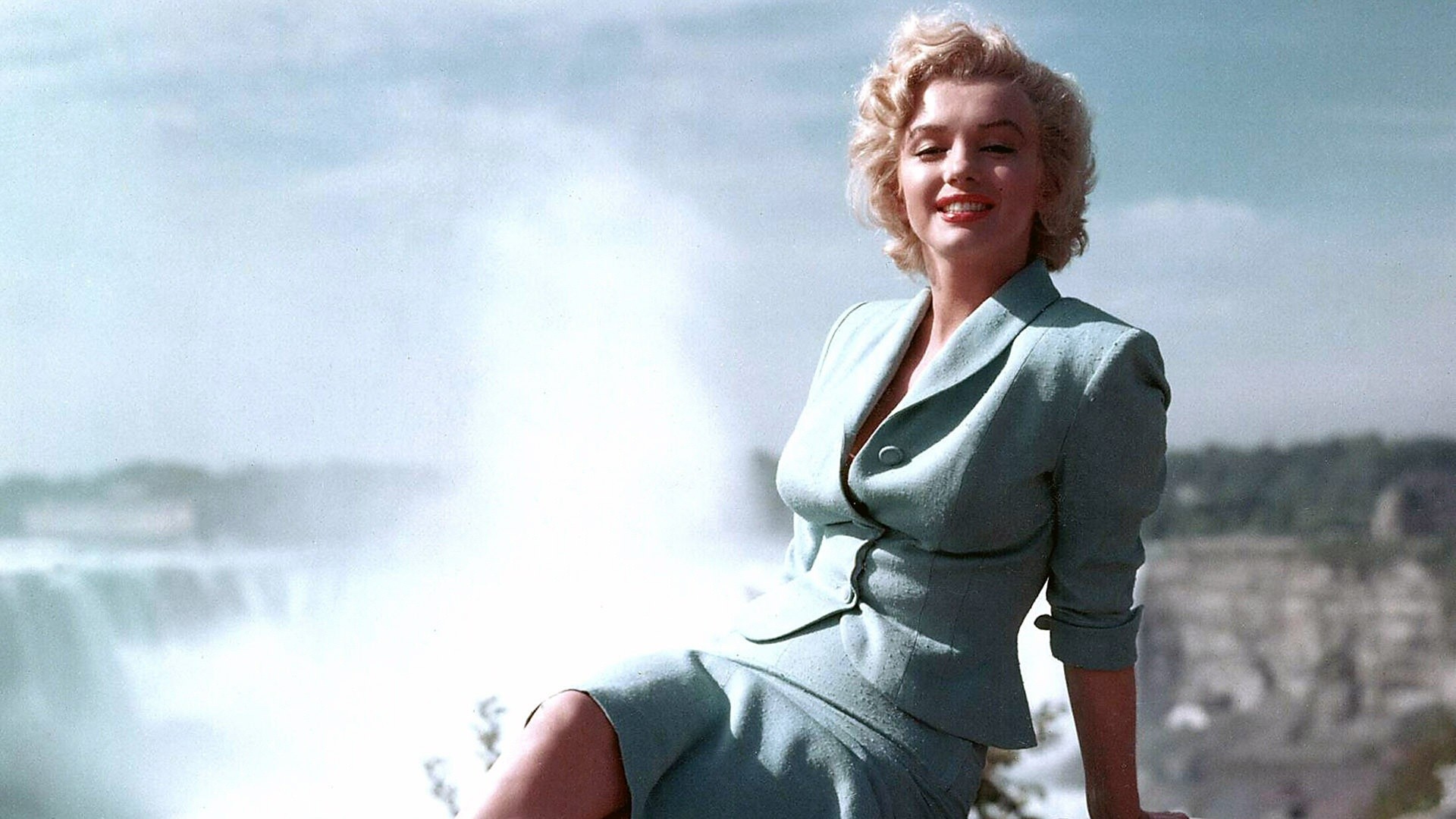 Marilyn Monroe at Niagara Falls HD Wallpaper