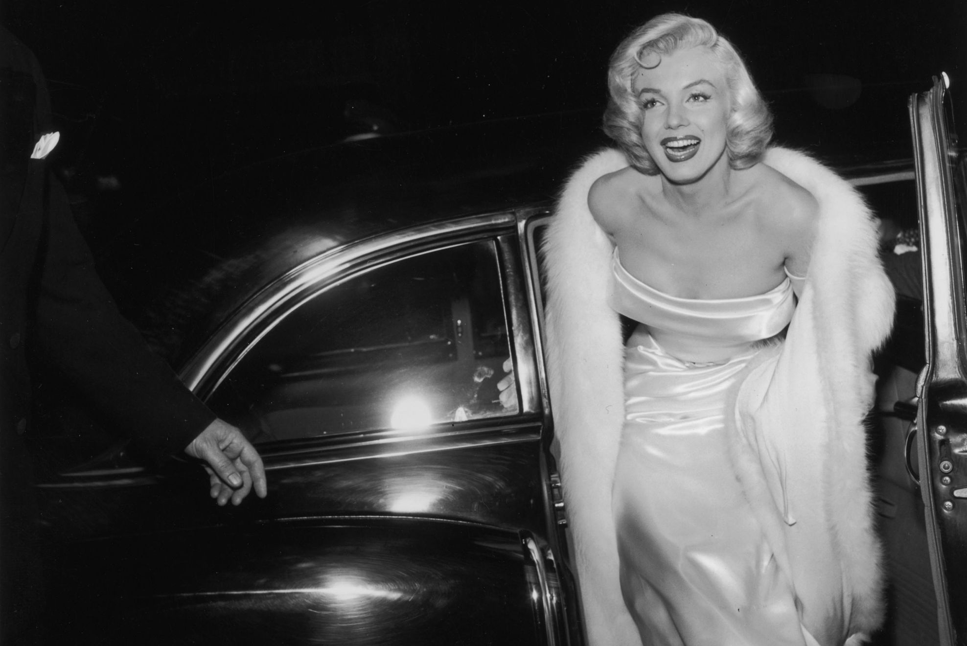 Marilyn Monroe exiting a car HD Wallpaper