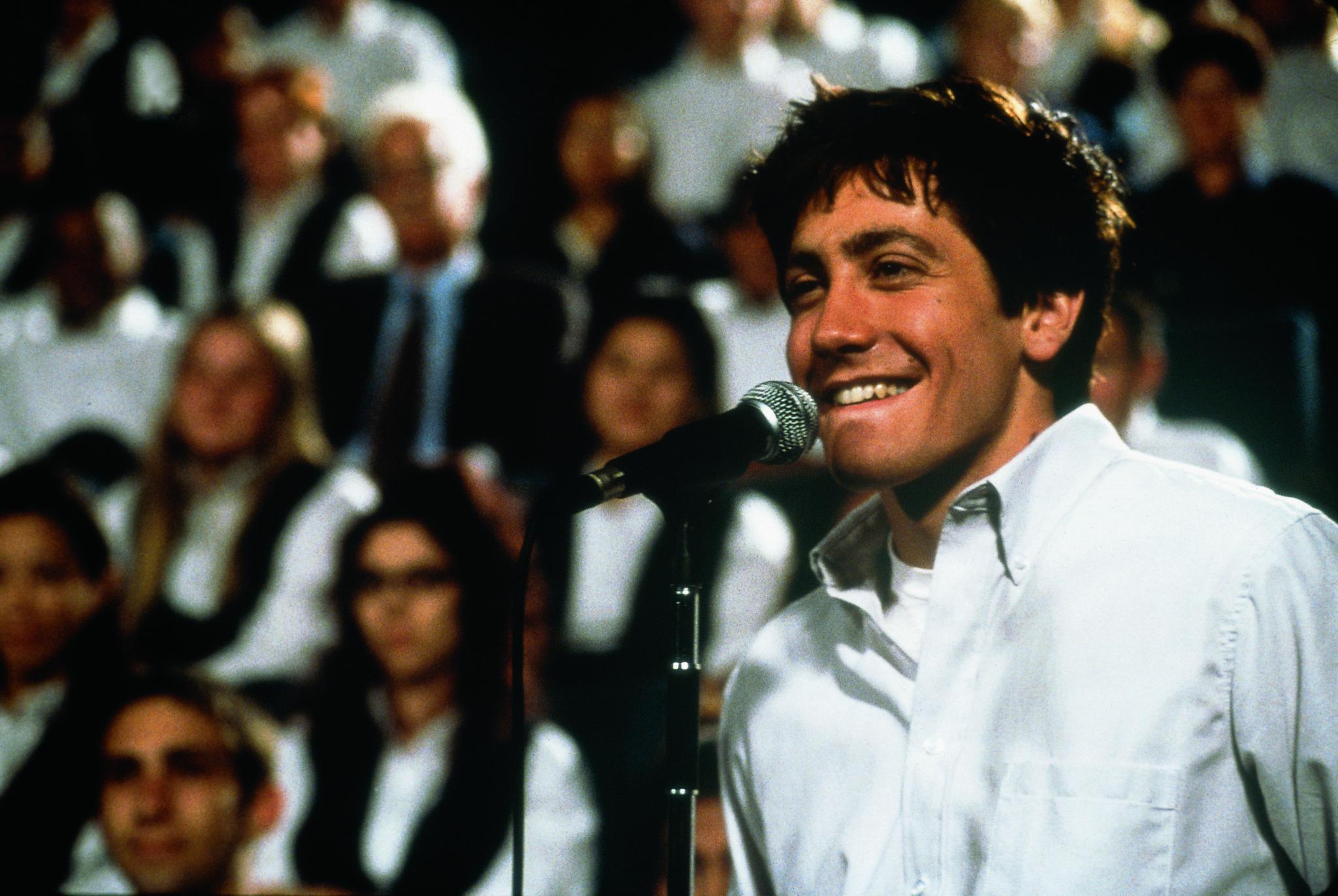 Jake Gyllenhaal speaking at a podium HD Wallpaper