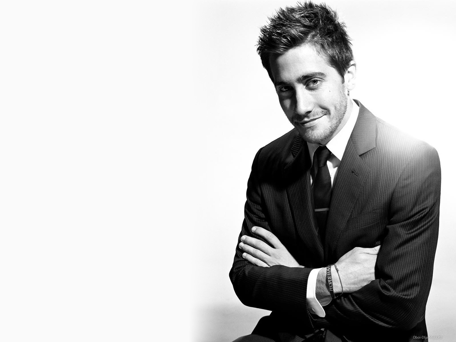 Jake Gyllenhaal in a Suit HD Wallpaper