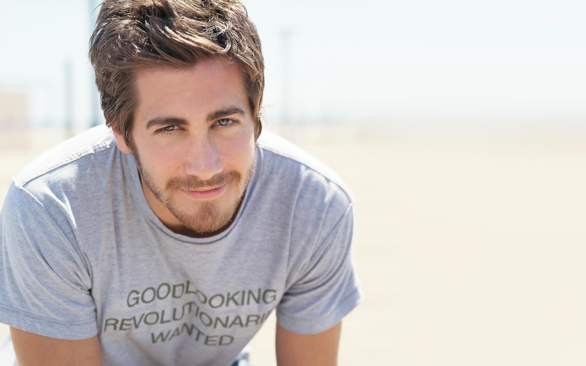 Jake Gyllenhaal wearing a t-shirt HD Wallpaper