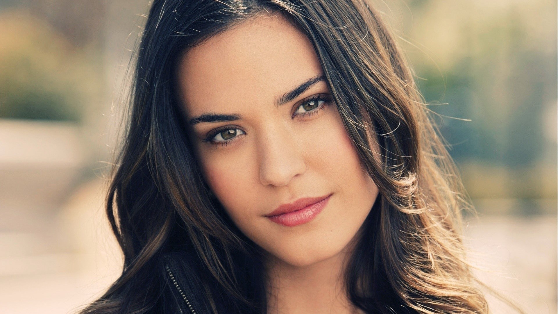 Close-up portrait of a young woman HD Wallpaper