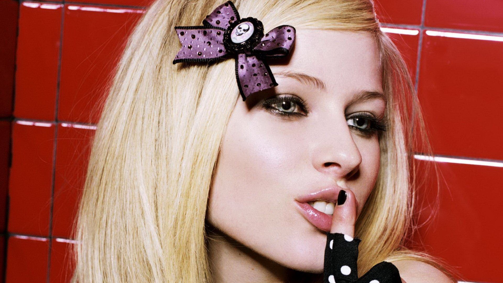 Avril Lavigne with a skull bow HD Wallpaper