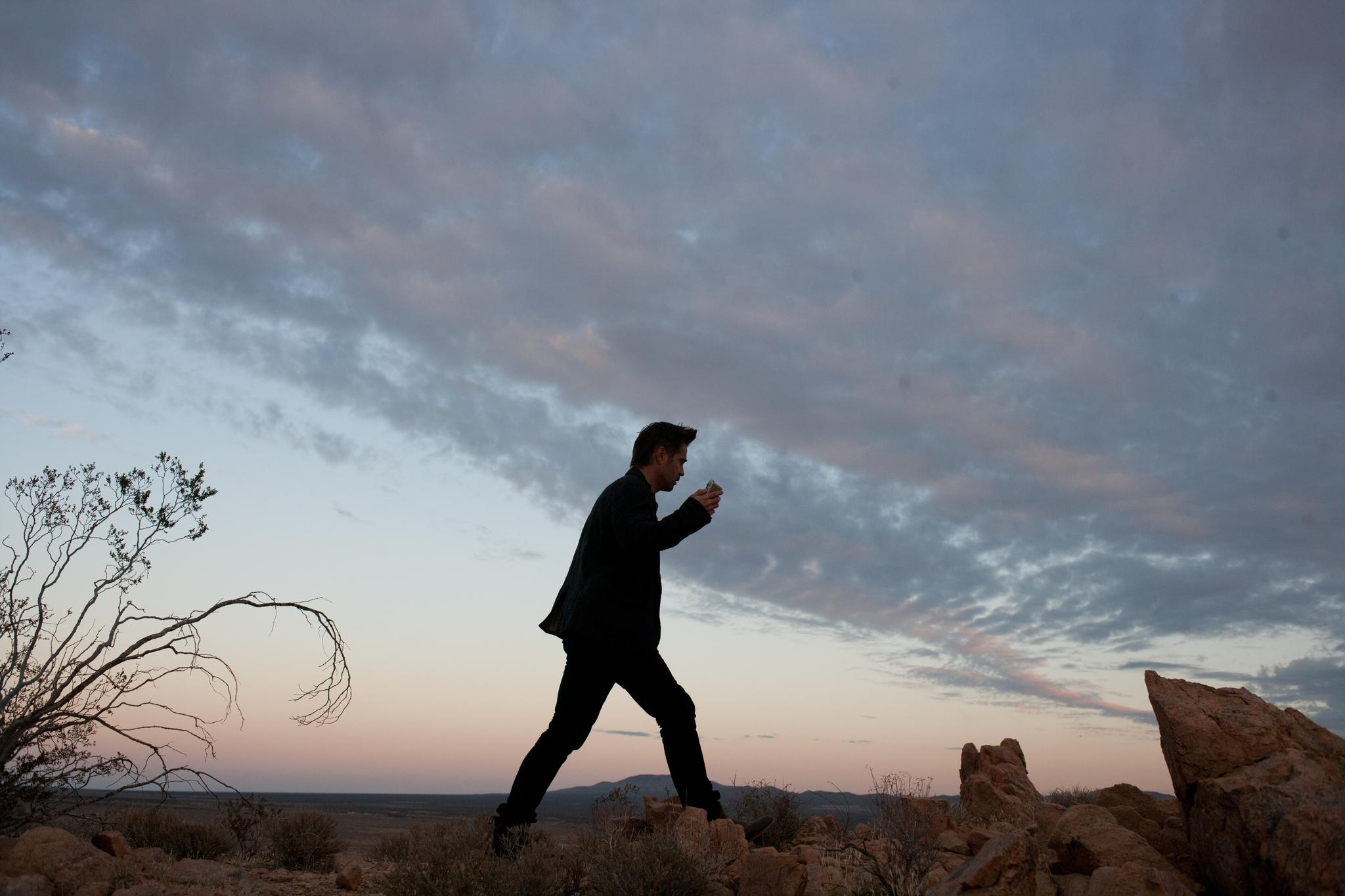 Colin Farrell walking in desert landscape HD Wallpaper