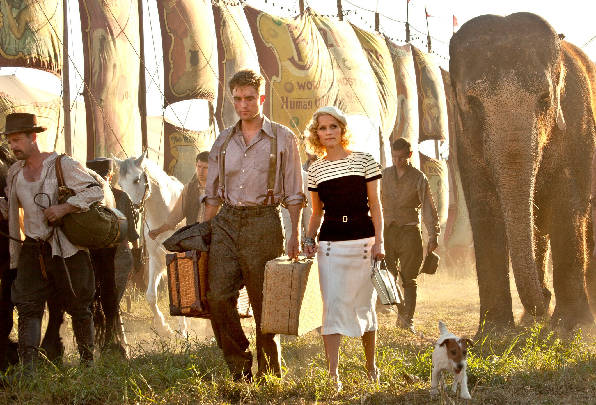 Robert Pattinson and Reese Witherspoon in a circus setting HD Wallpaper