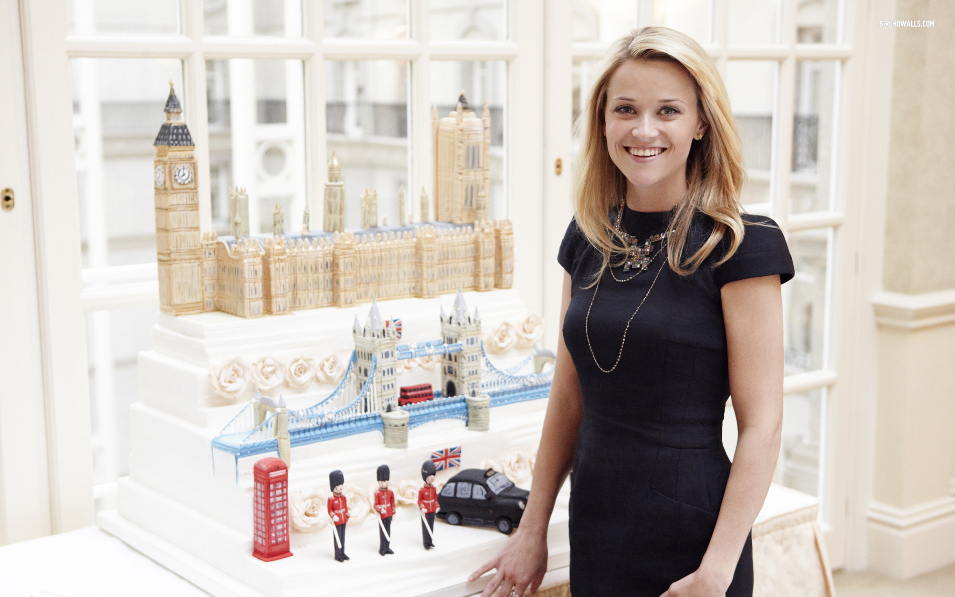 Reese Witherspoon with London landmark cake HD Wallpaper